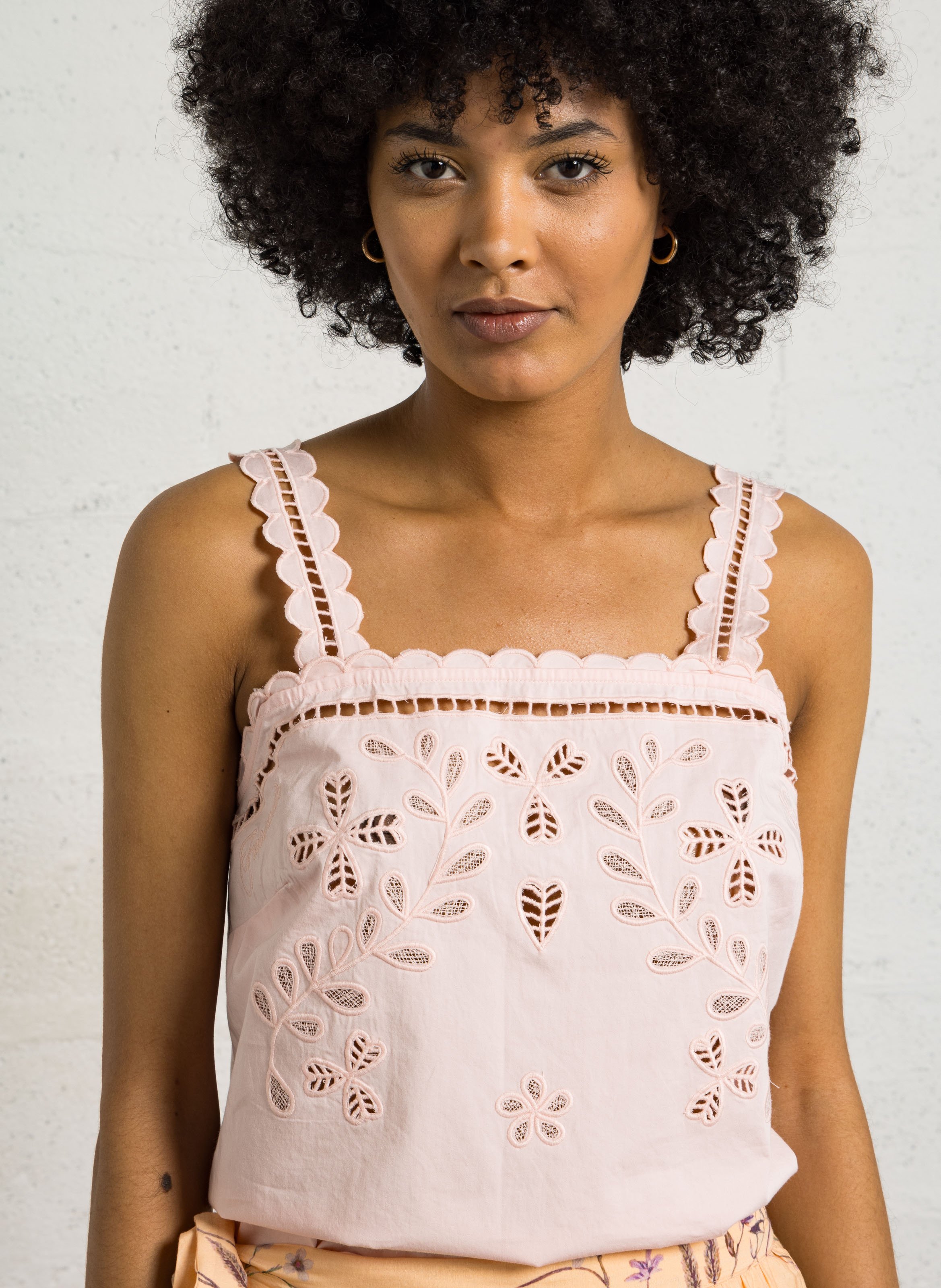 Top droit col carré en coton brodé BERENICE Rose