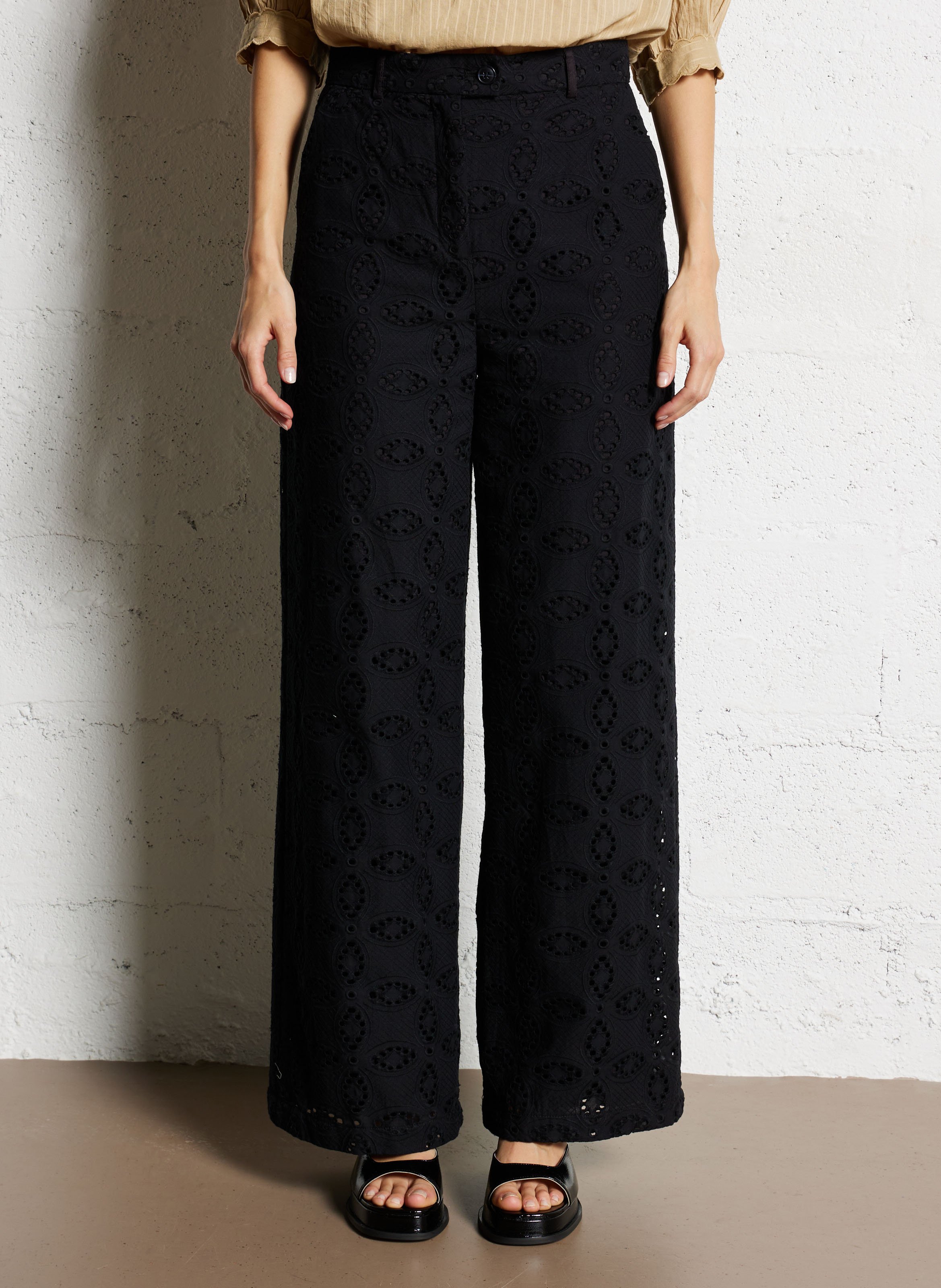 Wijde, katoenen broek met borduursel BELLEPIECE Zwart