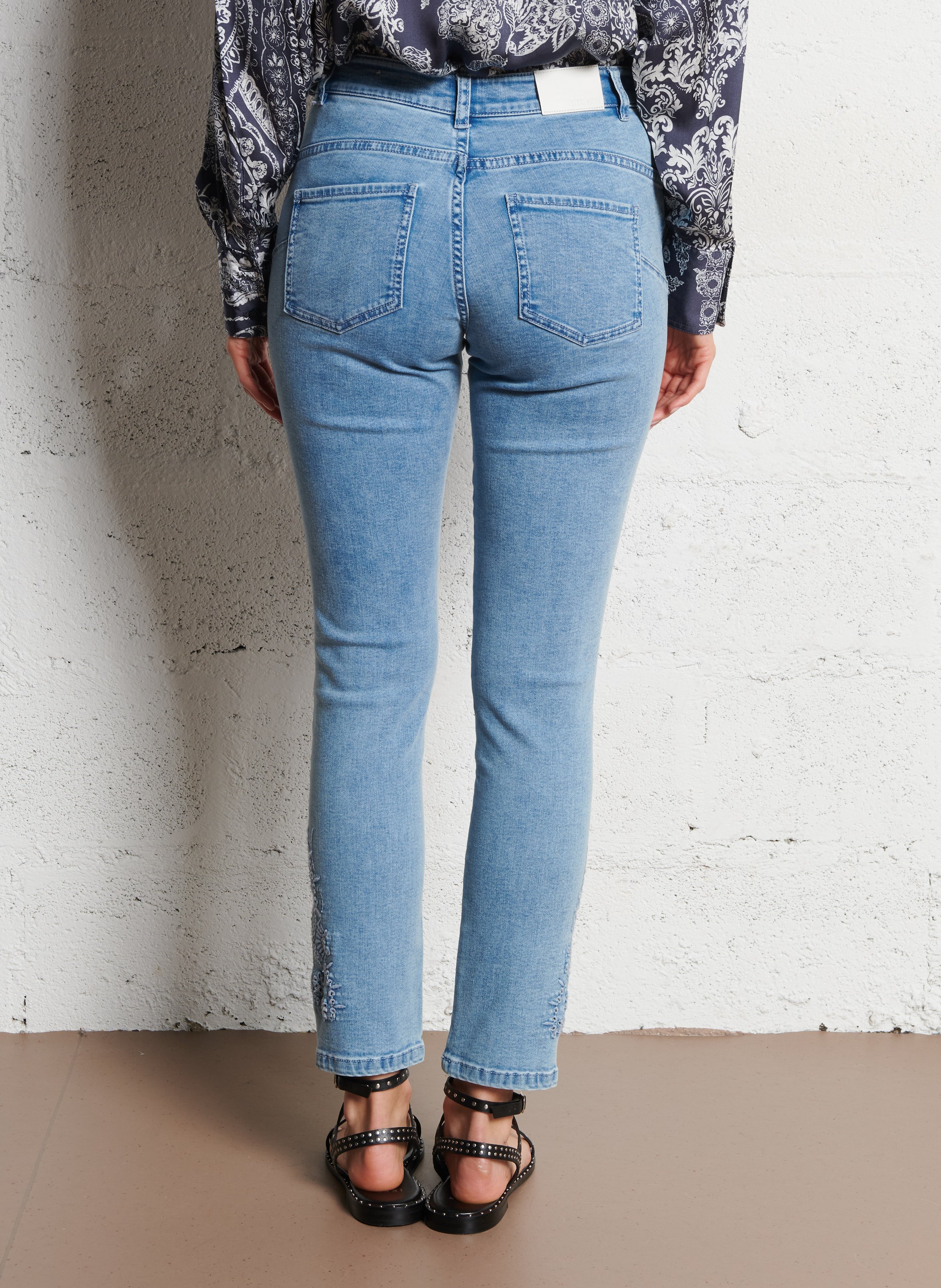 Schmale High-Waist-Jeans mit 7/8-Länge und Stickereien. IKKS Blau