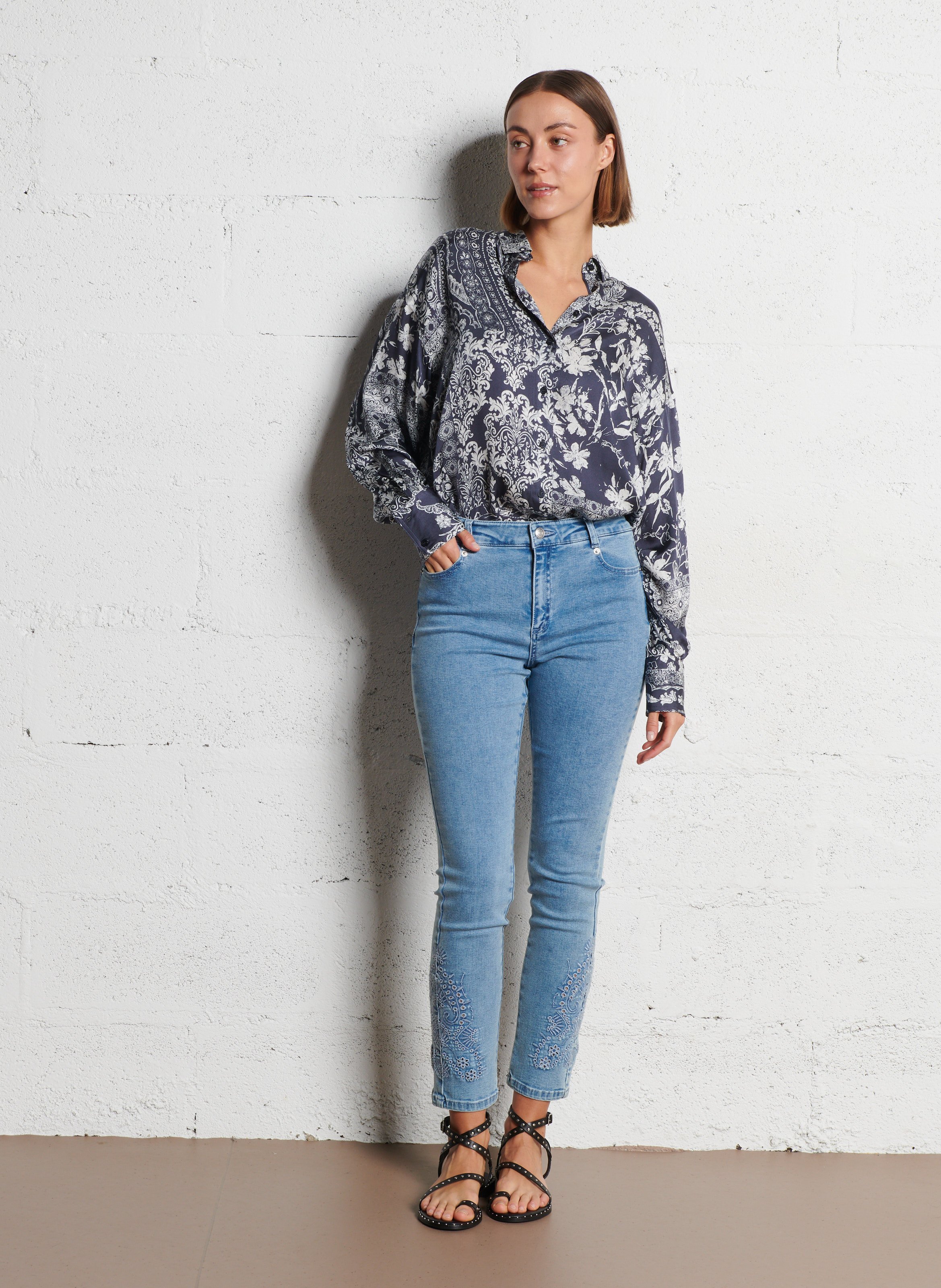 Schmale High-Waist-Jeans mit 7/8-Länge und Stickereien. IKKS Blau