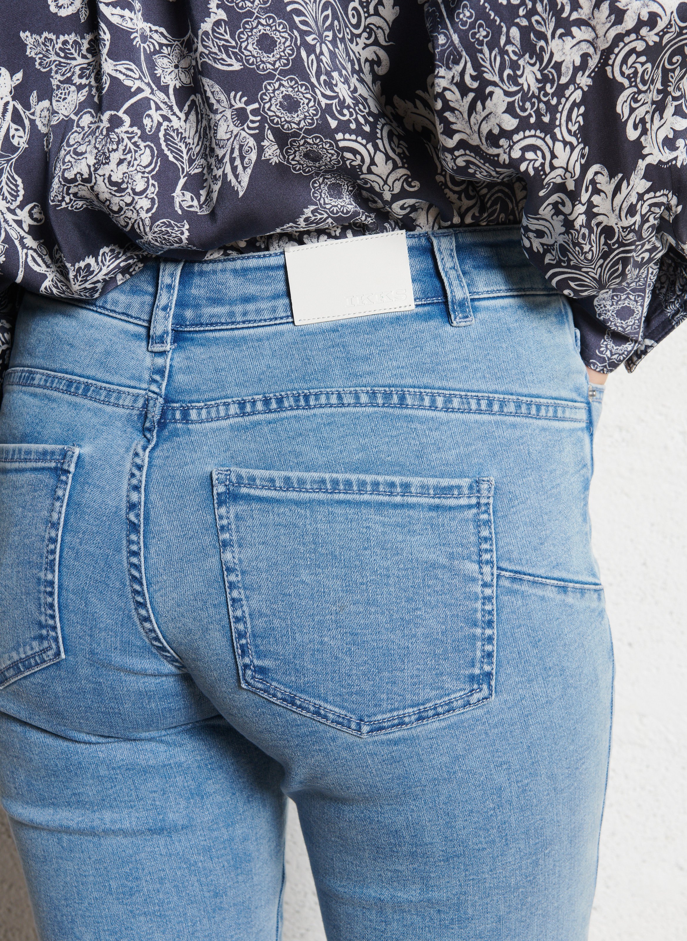 Schmale High-Waist-Jeans mit 7/8-Länge und Stickereien. IKKS Blau