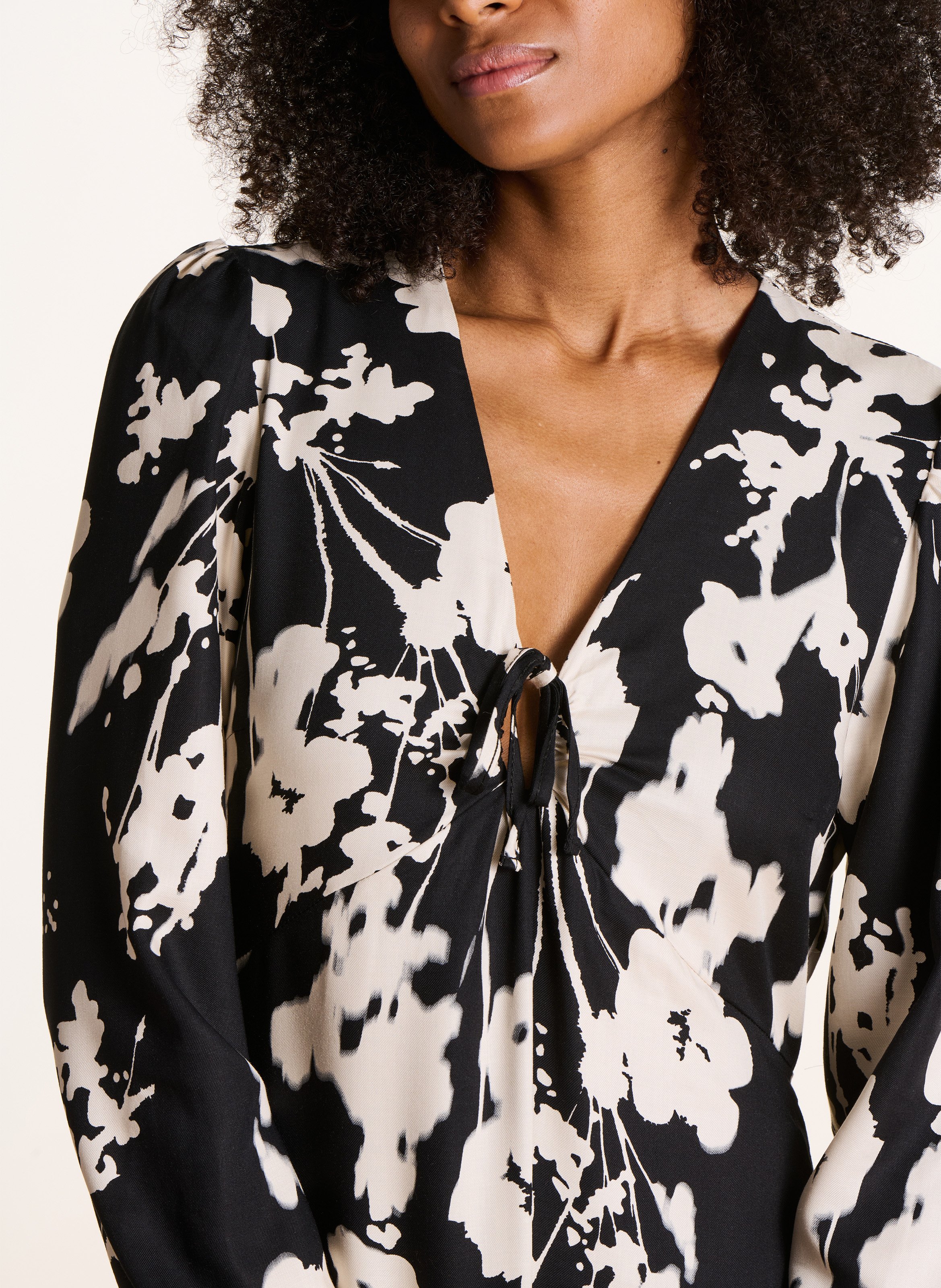 Lange jurk met V-hals en print LA FEE MARABOUTEE Black