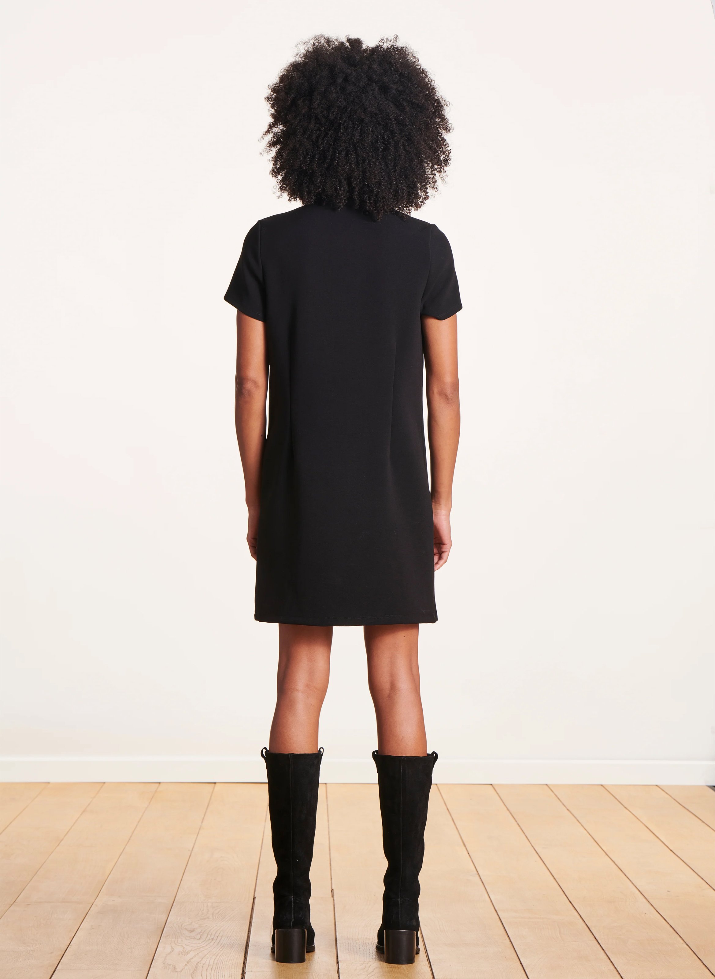 Korte uitlopende jurk met Mao-kraag Zwart