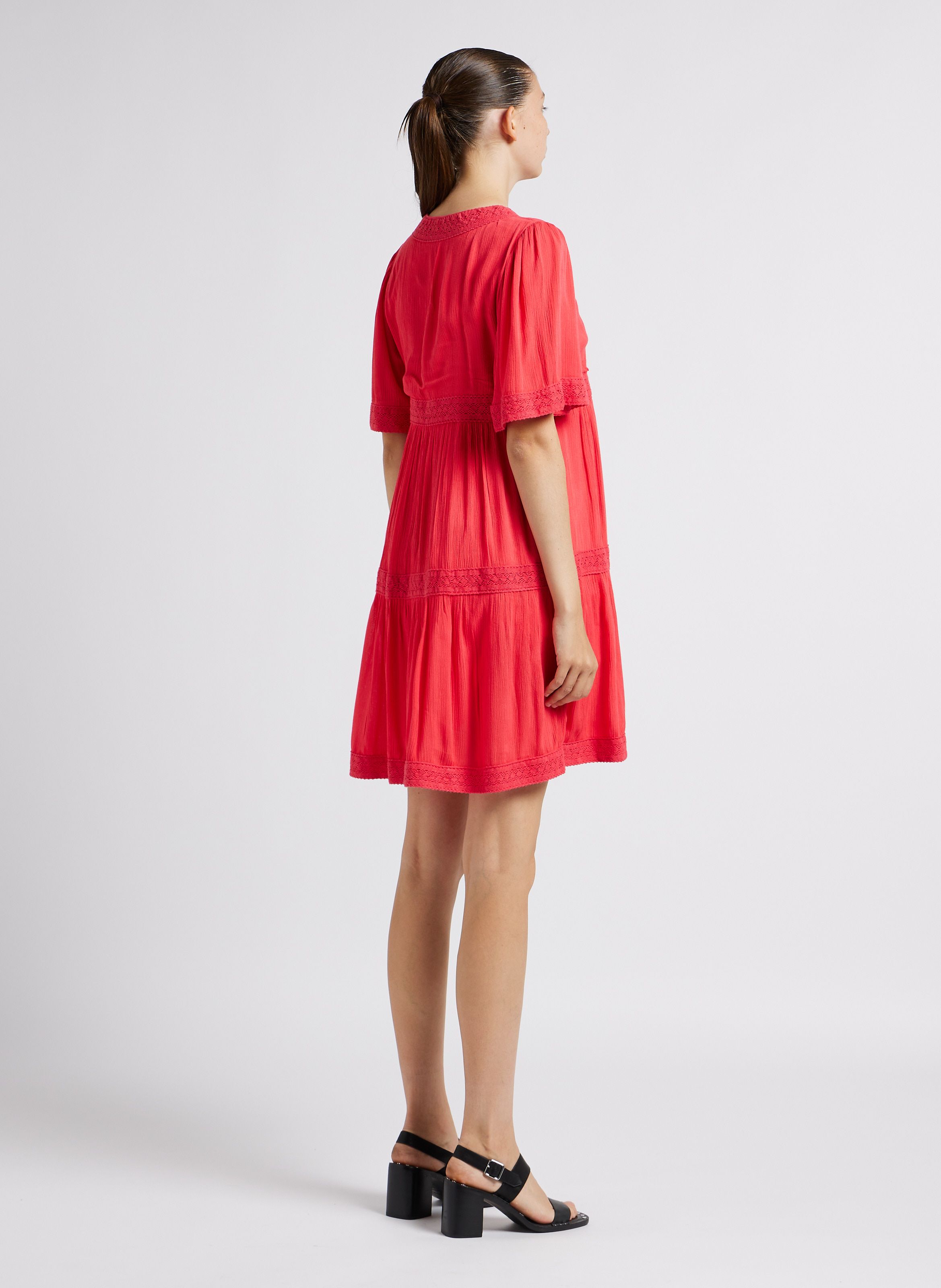 Robe courte col V brod e Rouge