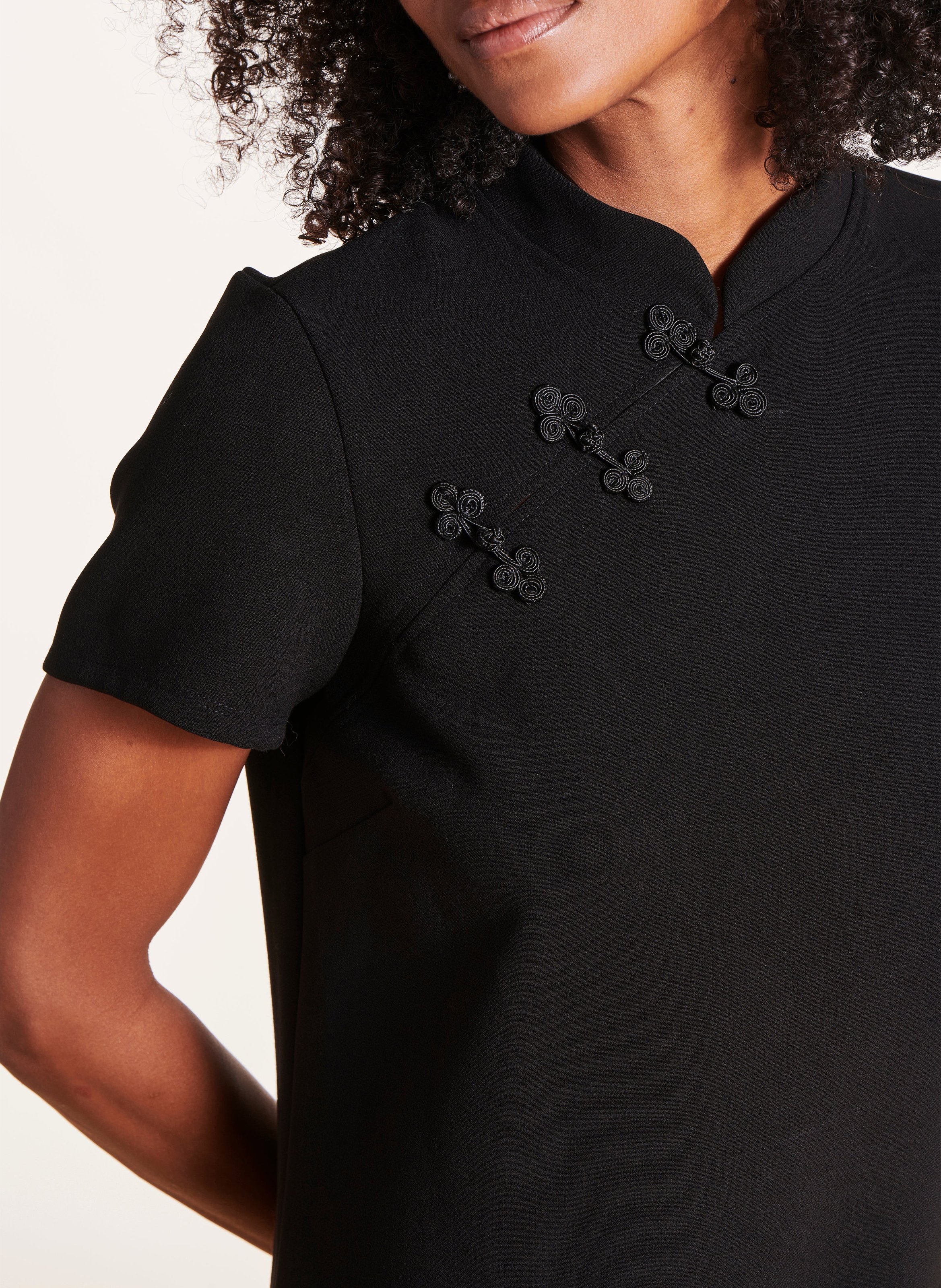 Korte uitlopende jurk met Mao-kraag Zwart