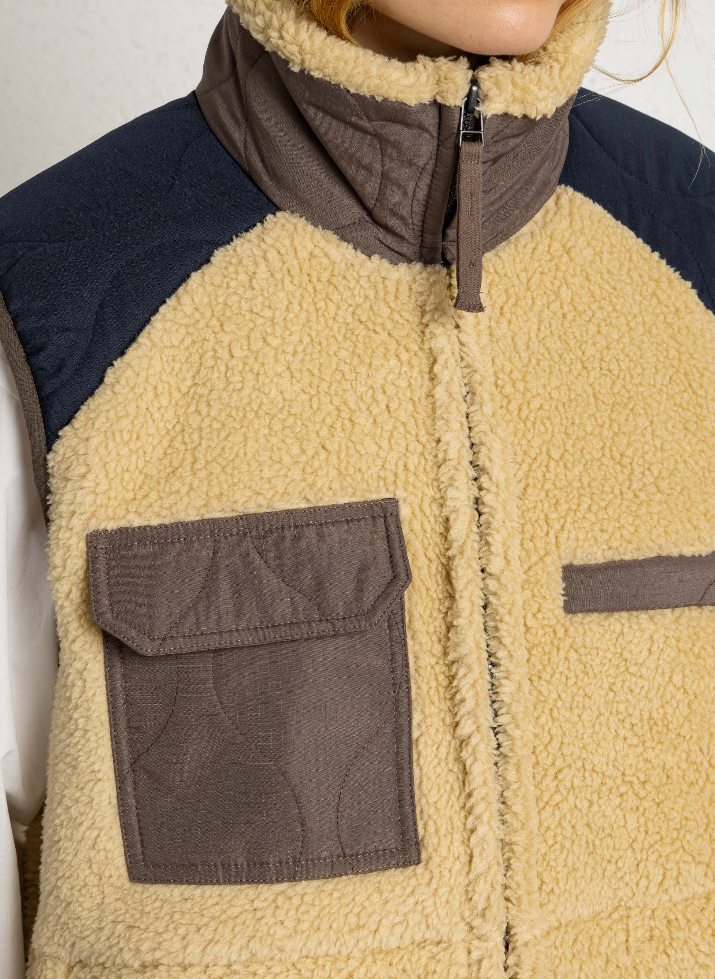 Ärmellose Weste mit Stehkragen TAION Beige