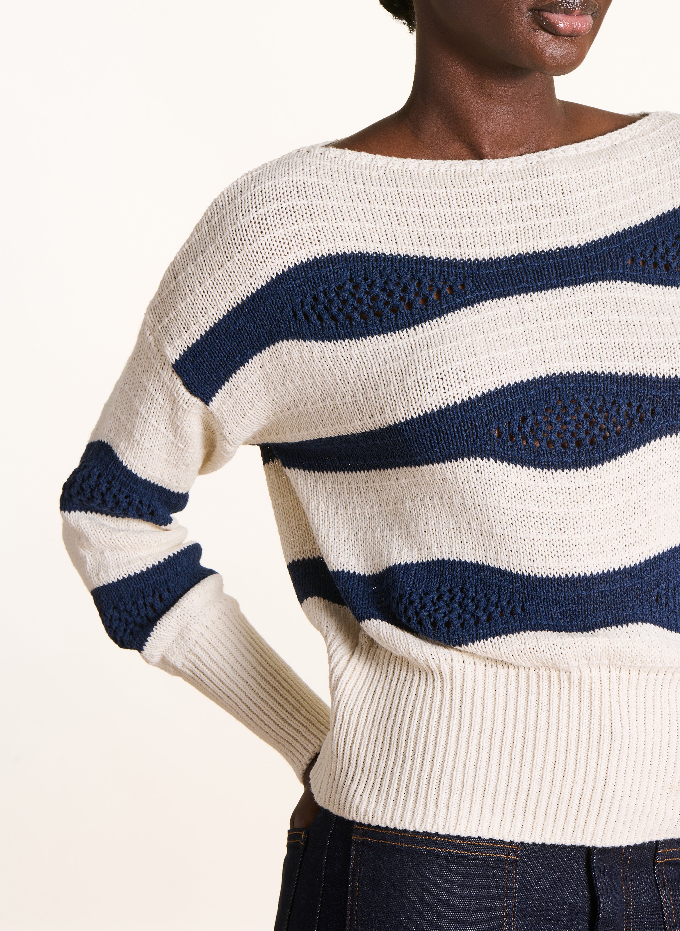 Pull ample col bateau rayé en coton recyclé mélangé LA FEE MARABOUTEE Bleu