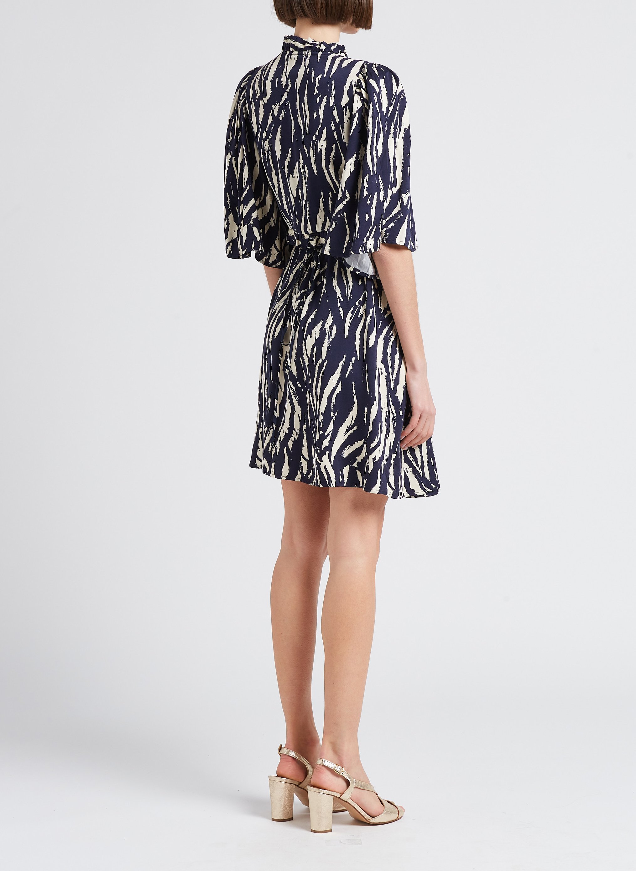 Getailleerde wikkeljurk VILA Beige