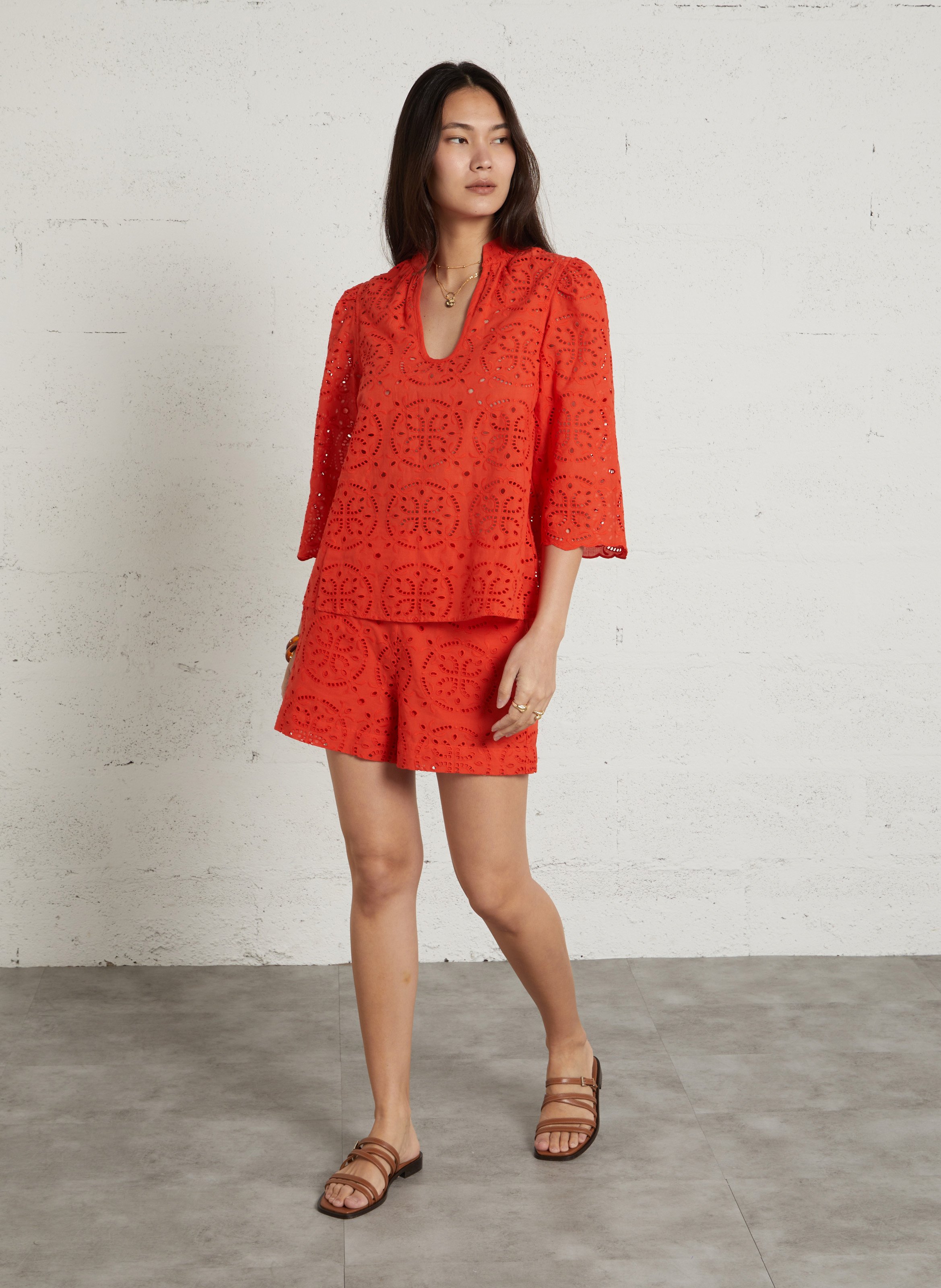 Top met 3/4 mouwen en geborduurd detail. MAISON 123 Rood