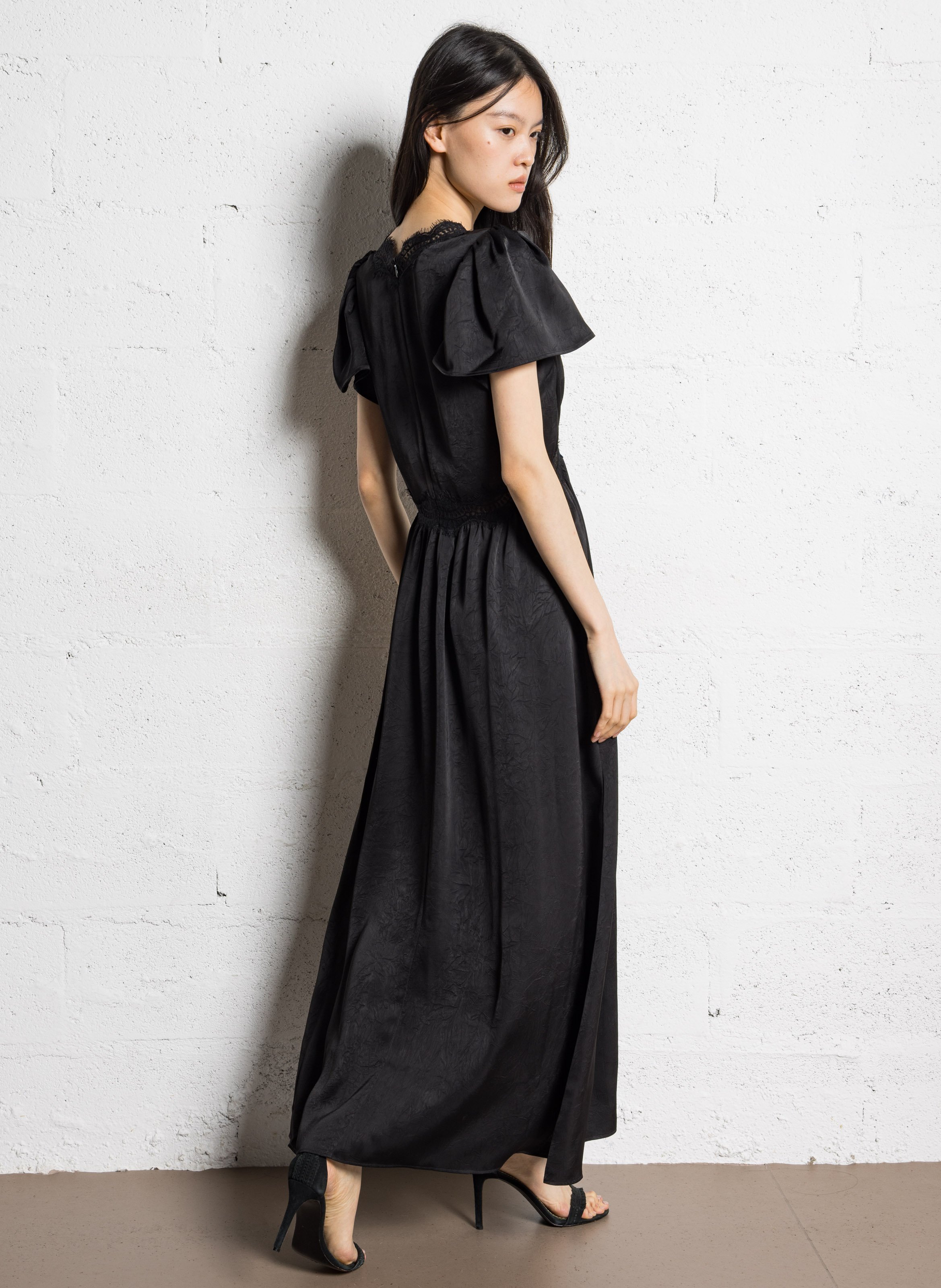 Lange jurk met V-hals, glanzend gekreukt satijn en kanten details. IKKS Zwart