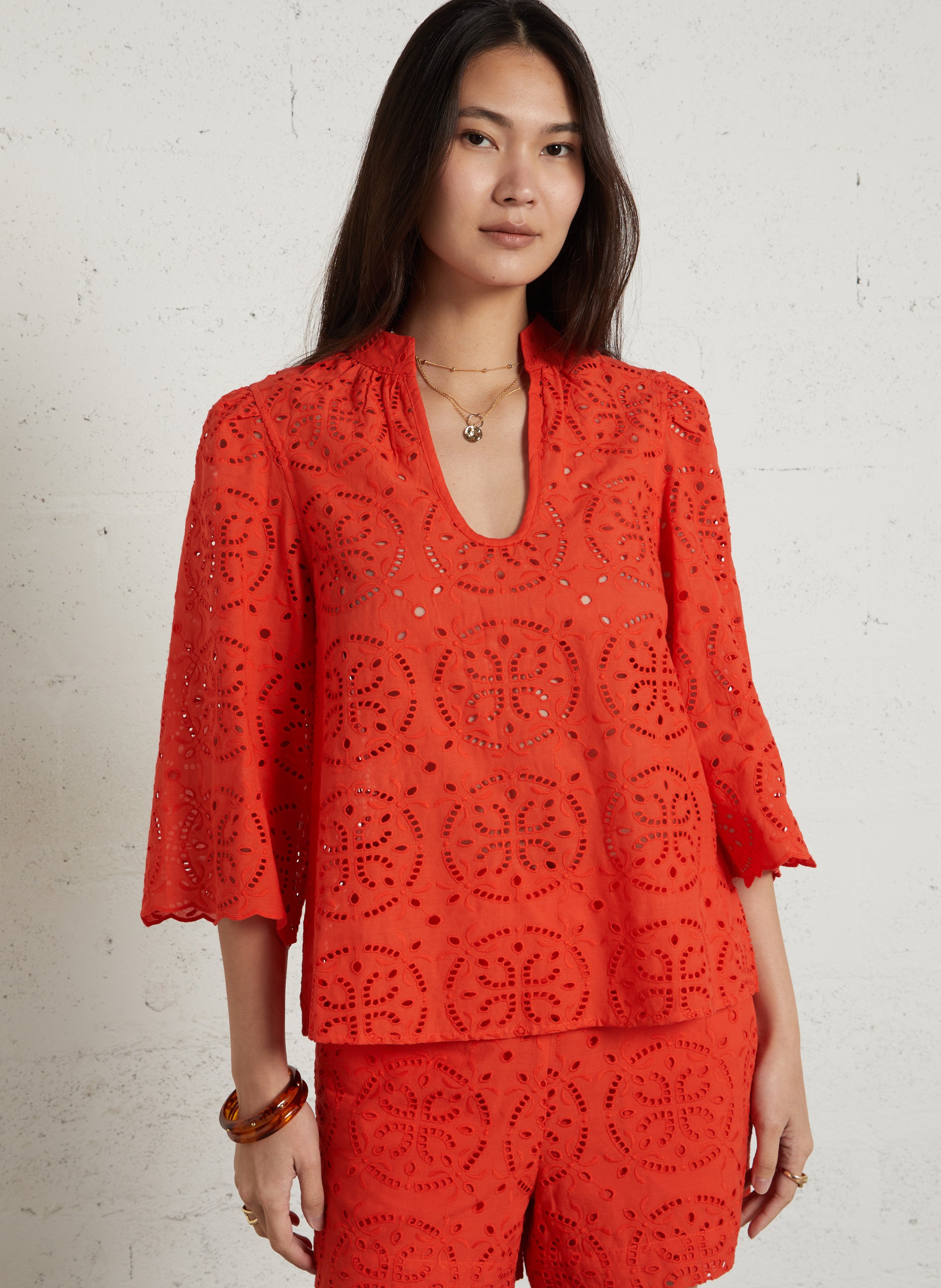 Top met 3/4 mouwen en geborduurd detail. MAISON 123 Rood