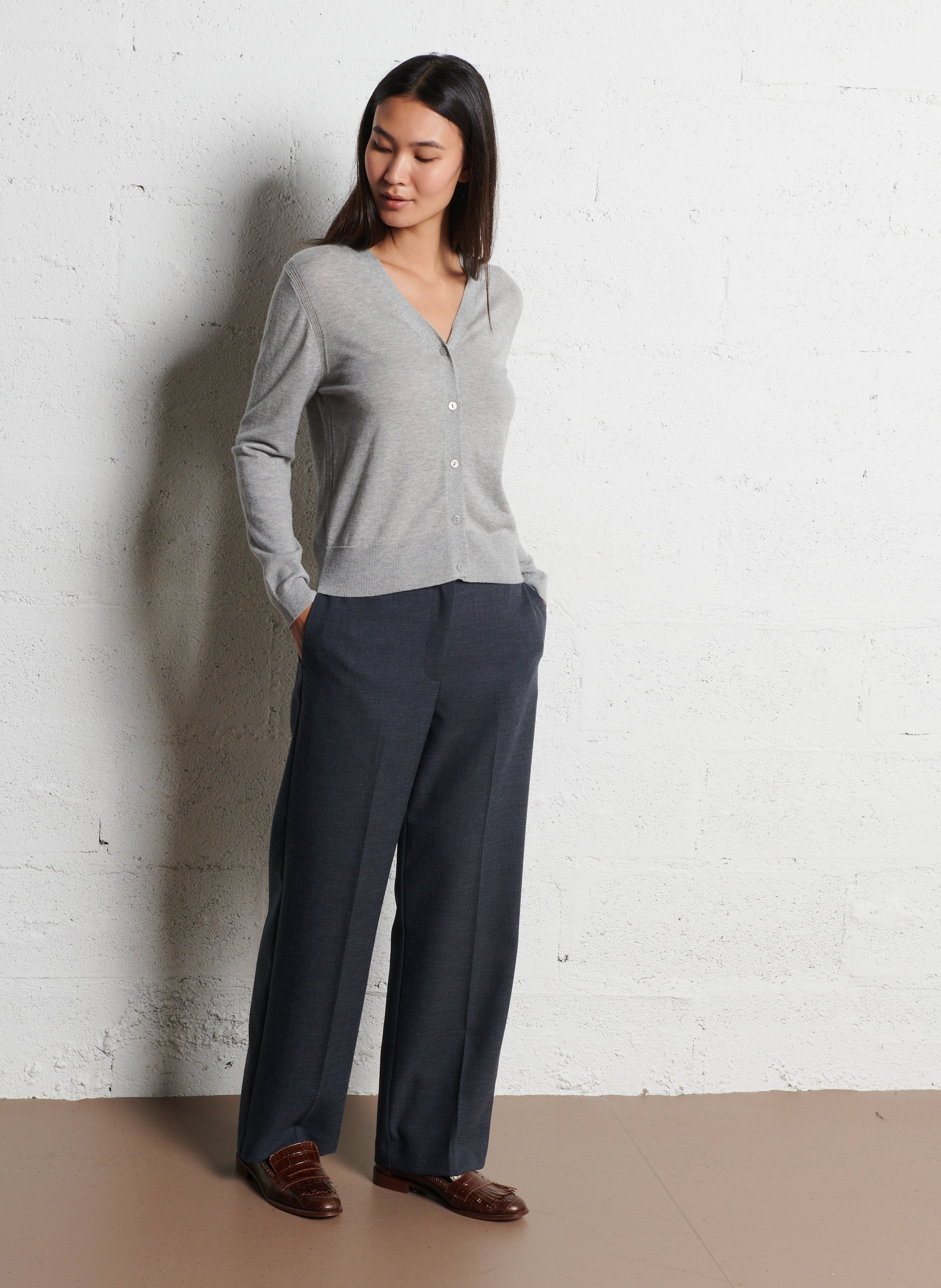 Gilet droit col V en laine mérinos mélangée NICE THINGS Gris