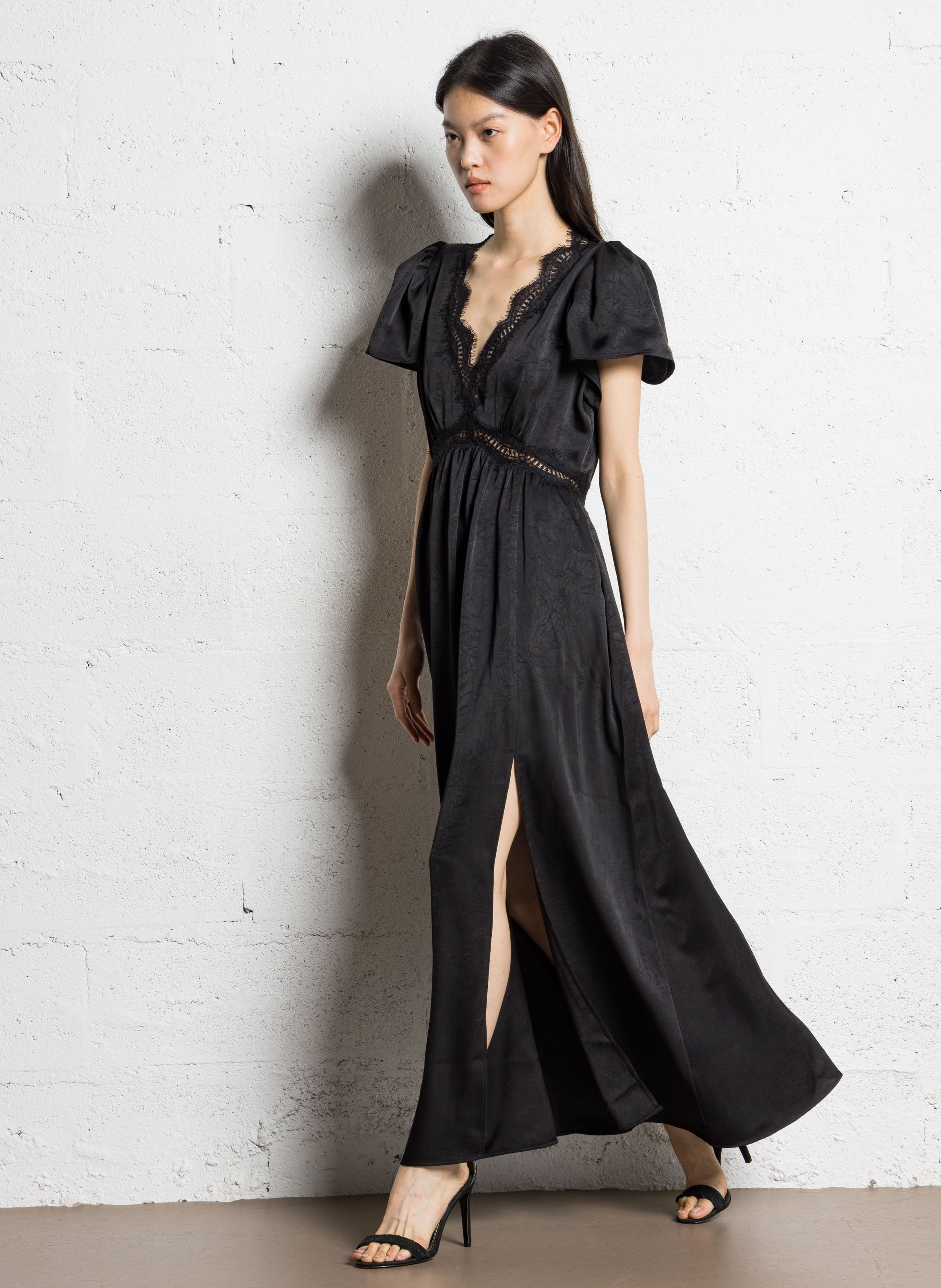 Lange jurk met V-hals, glanzend gekreukt satijn en kanten details. IKKS Zwart