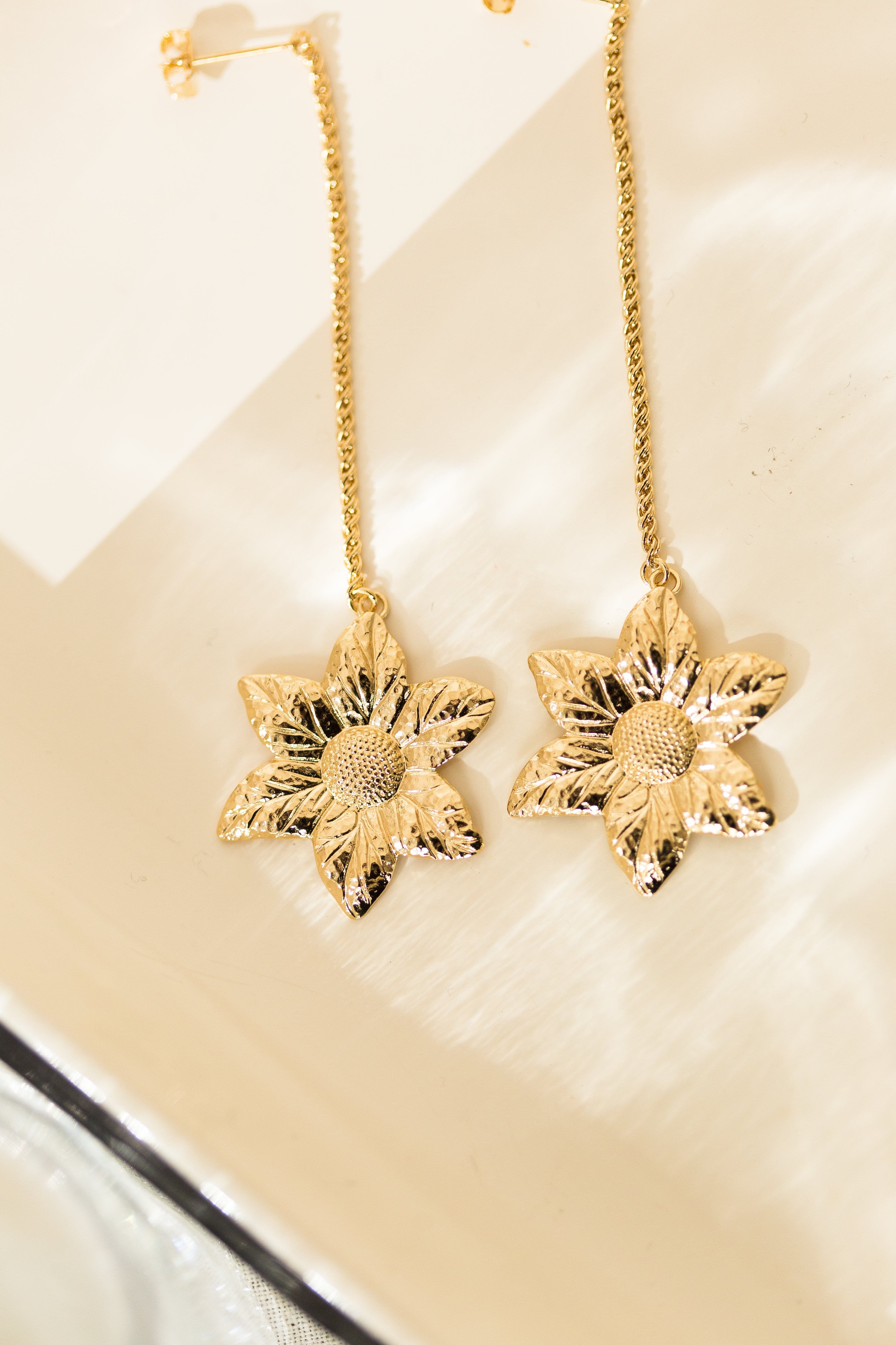 Dangling earrings with gold-plated fine gold flower MONSIEUR SIMONE Golden