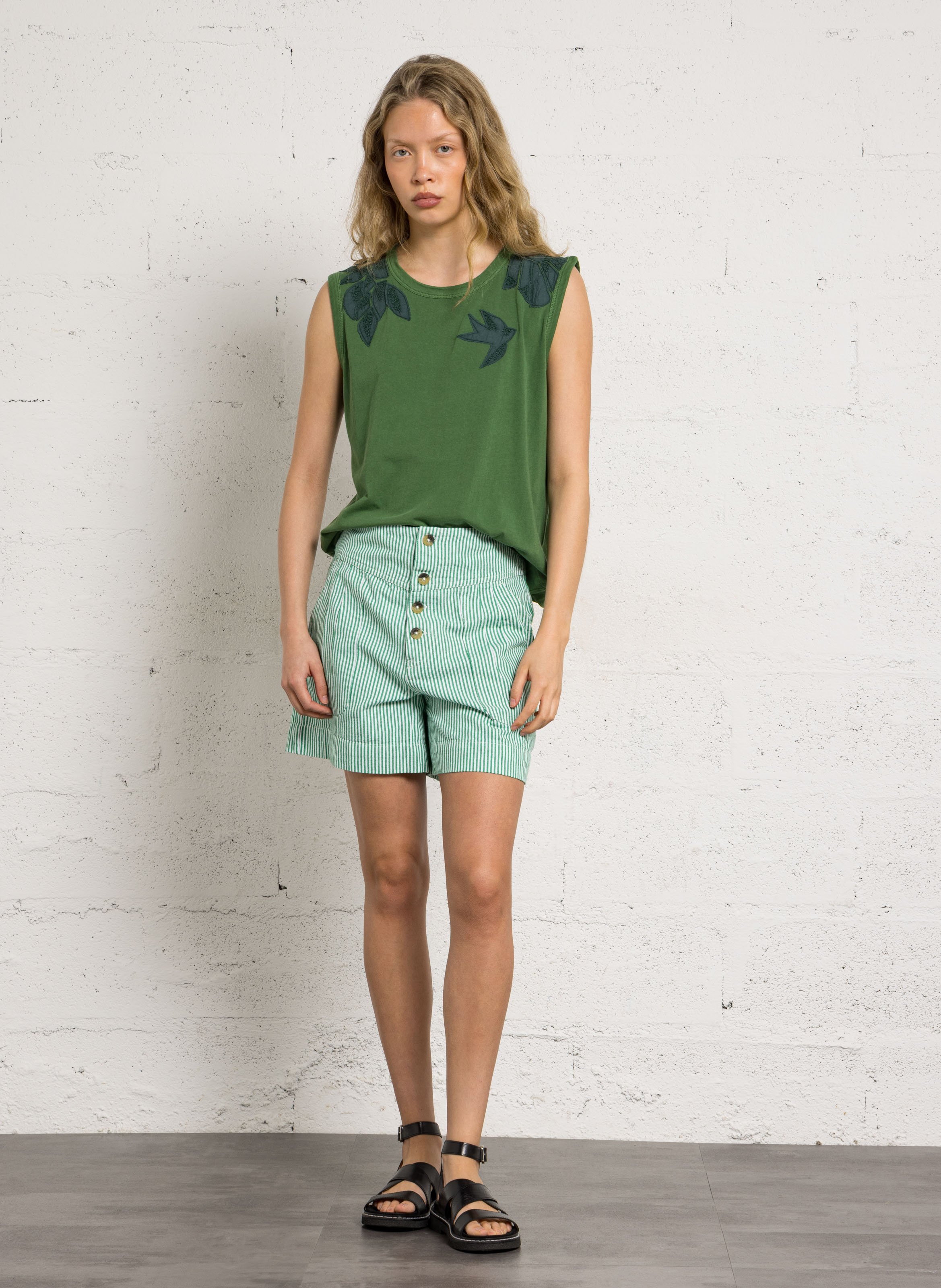 Kurze High-Waist-Hose aus Bio-Baumwolle. LEON & HARPER Grun