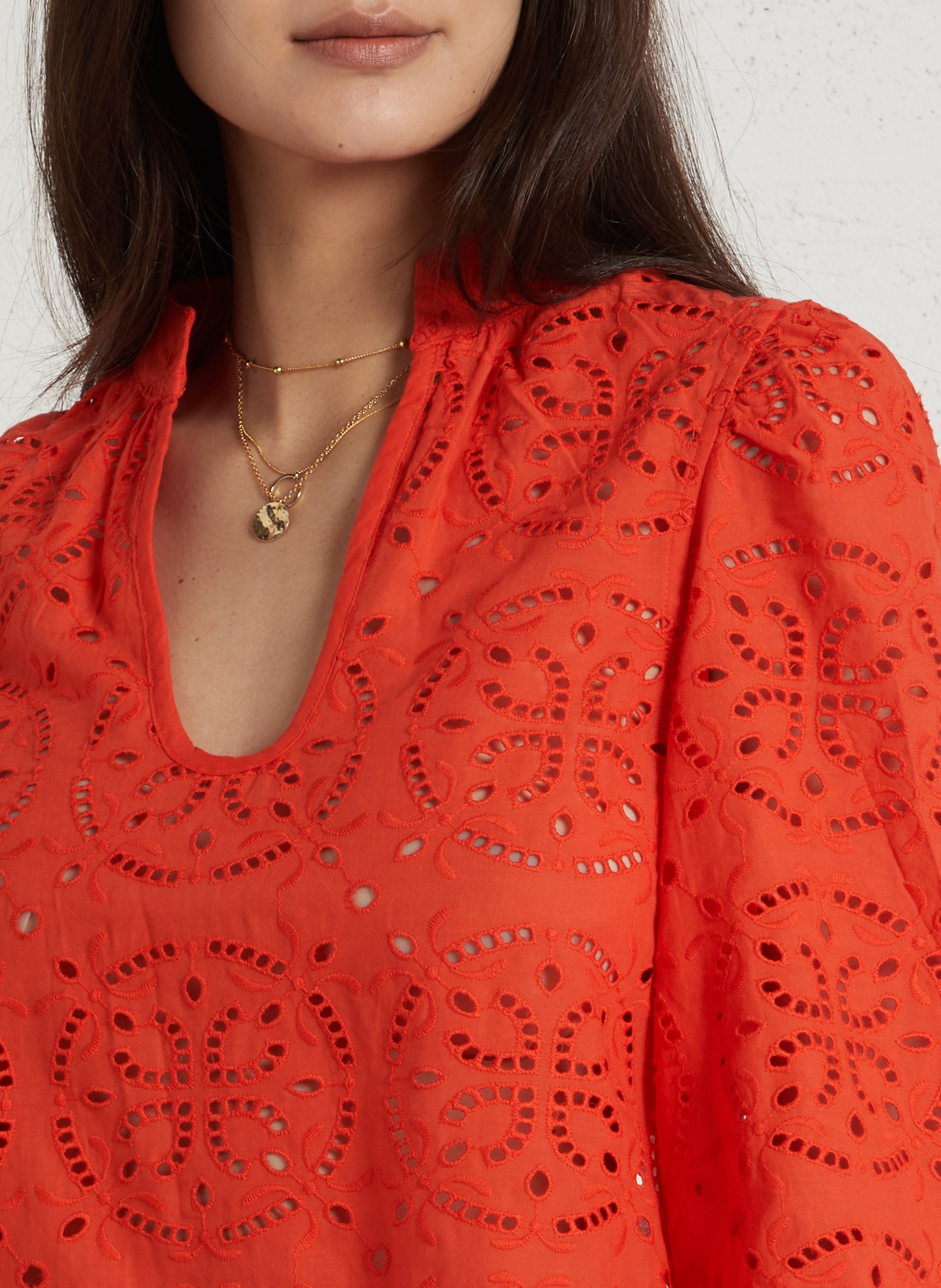 Top met 3/4 mouwen en geborduurd detail. MAISON 123 Rood