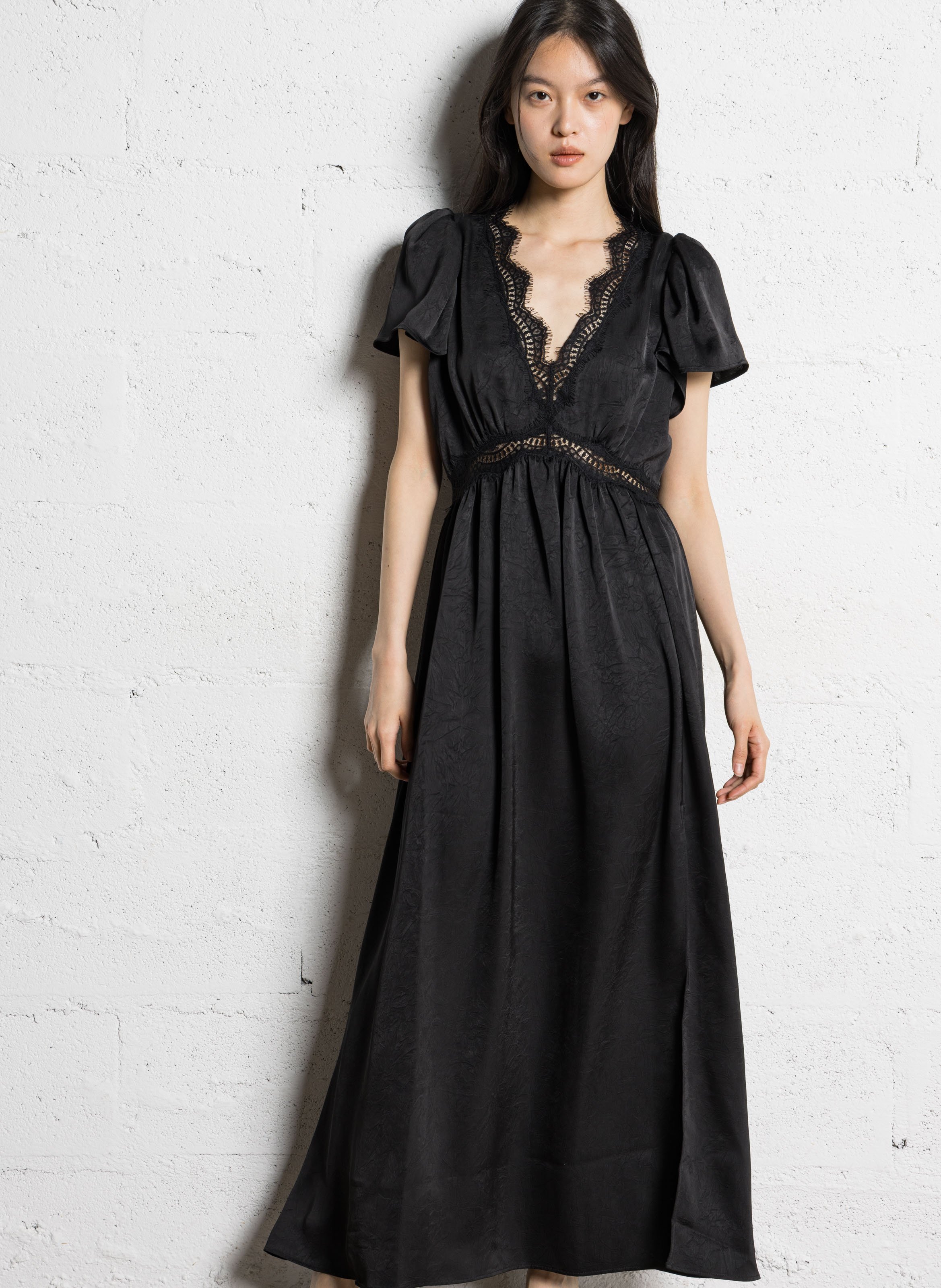 Lange jurk met V-hals, glanzend gekreukt satijn en kanten details. IKKS Zwart