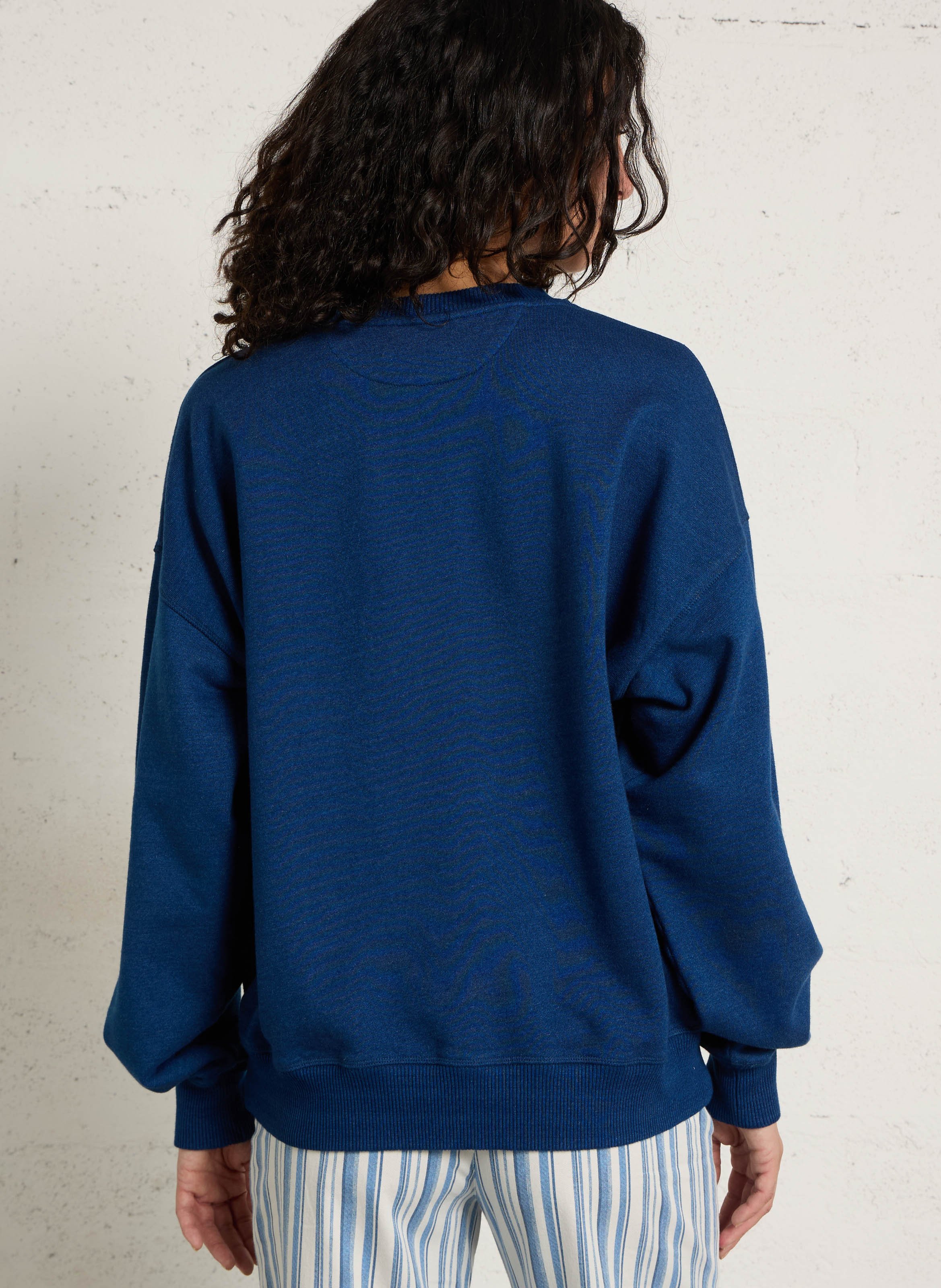 Weiter Rundhalsausschnitt mit übergroßem Sweatshirt aus bedruckter Baumwolle und Samt. THE NEW SOCIETY Blau