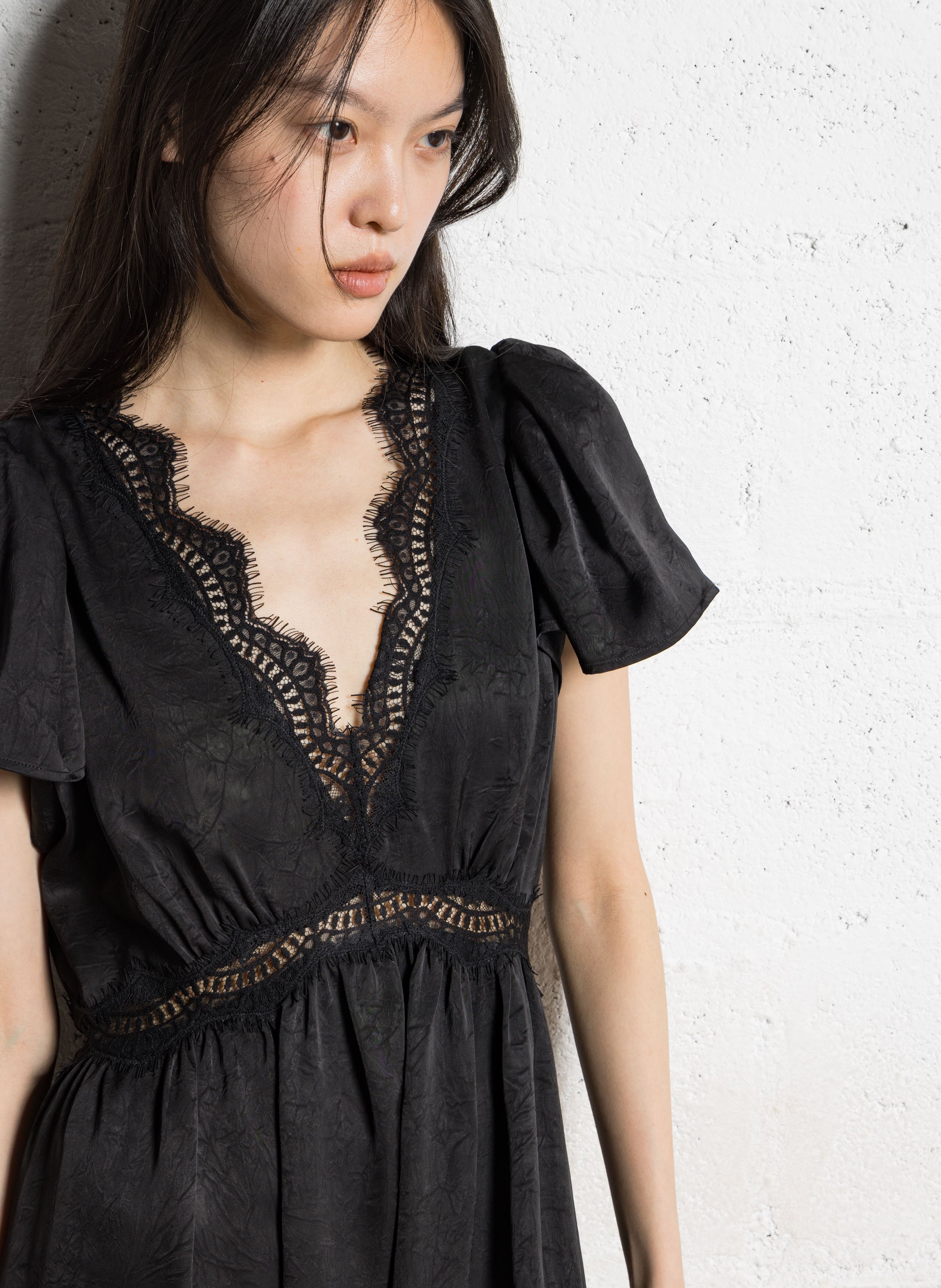 Lange jurk met V-hals, glanzend gekreukt satijn en kanten details. IKKS Zwart