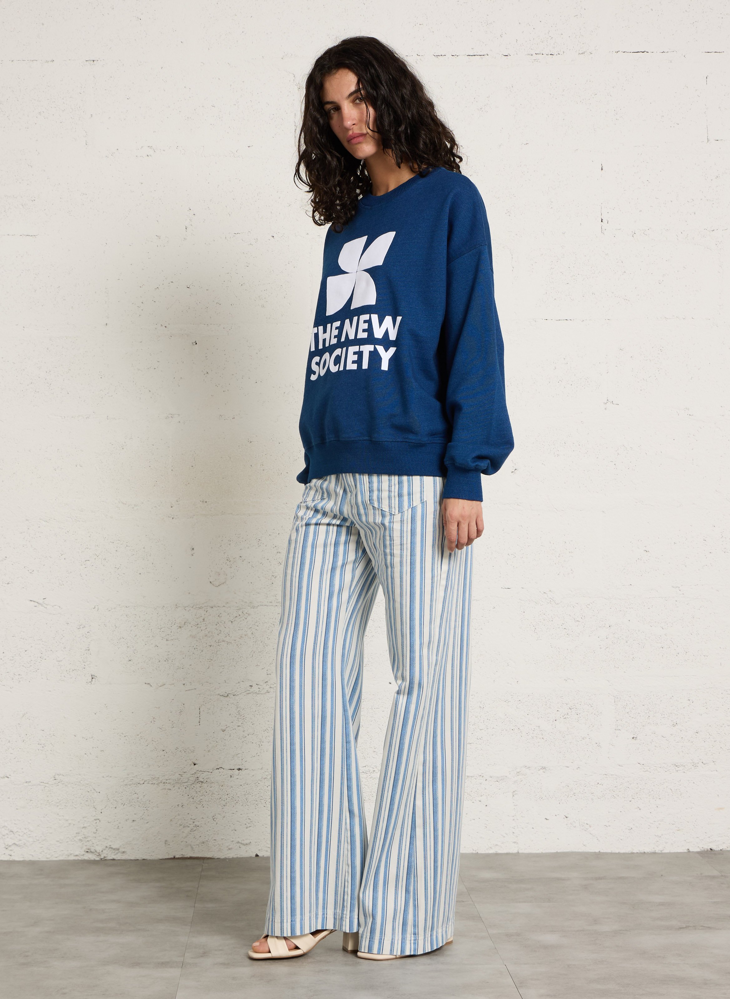 Weiter Rundhalsausschnitt mit übergroßem Sweatshirt aus bedruckter Baumwolle und Samt. THE NEW SOCIETY Blau