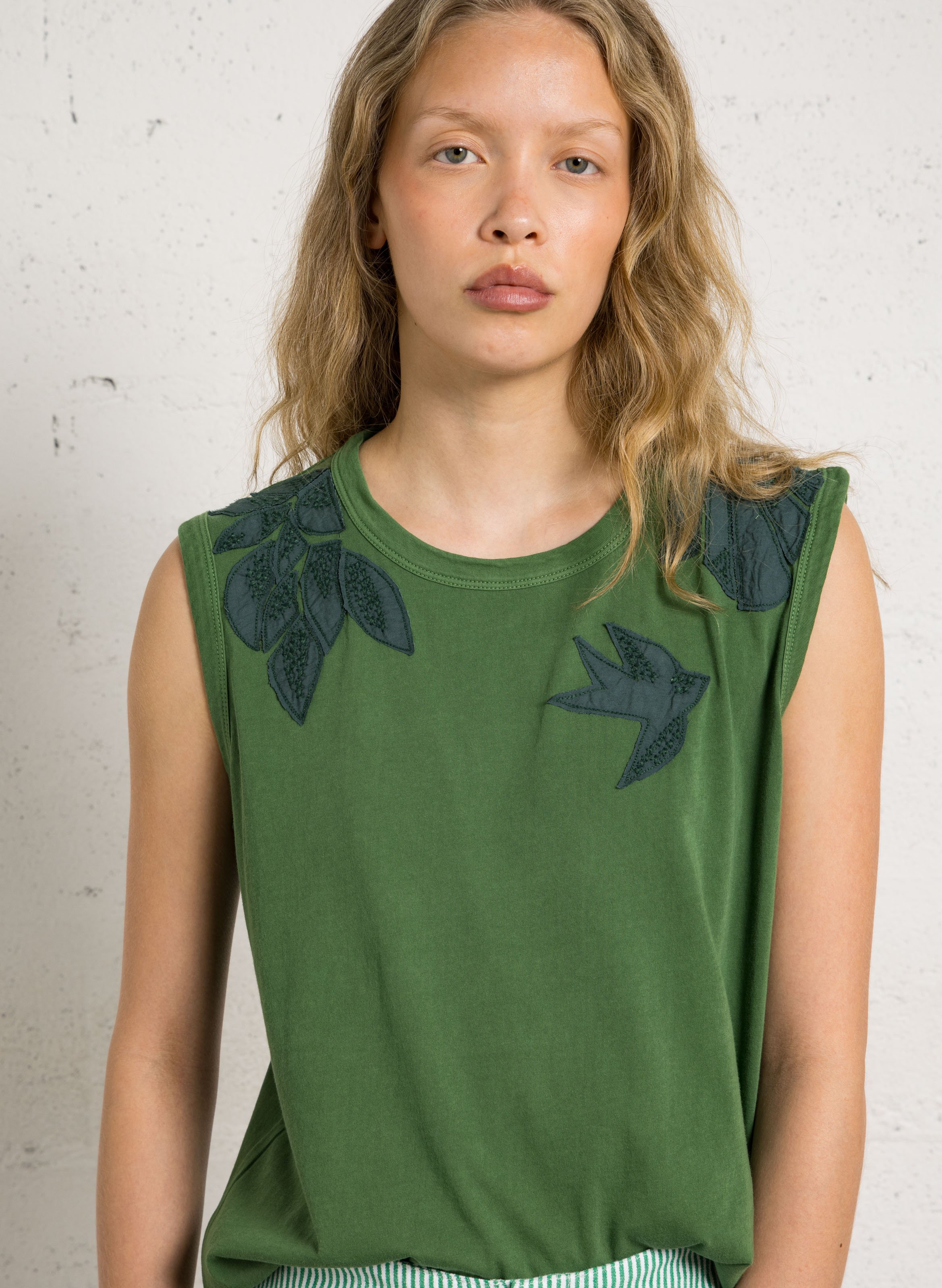 Tee-shirt sans manches brodé col rond LEON & HARPER