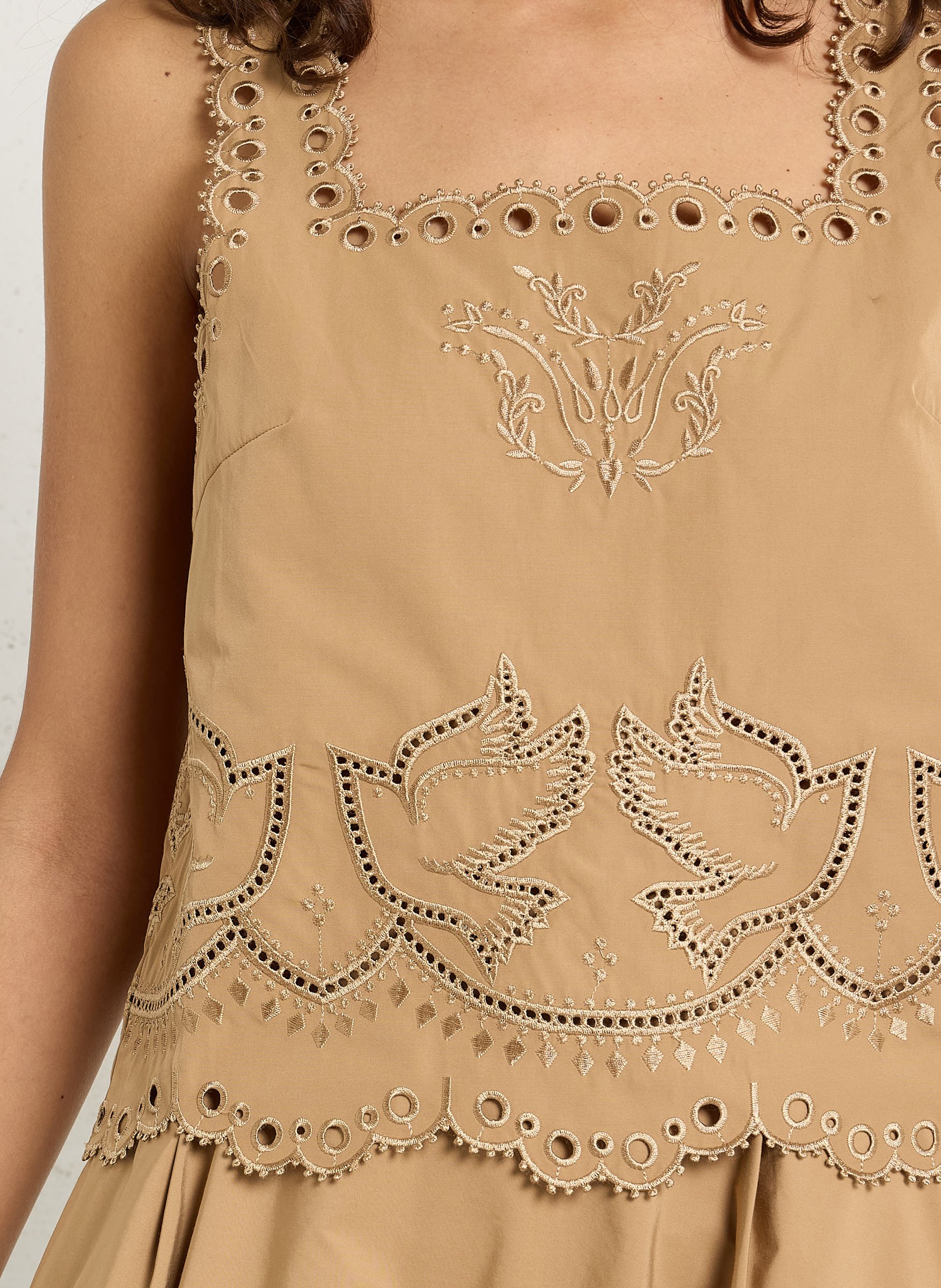 Top court sans manches brodée BERENICE Marron