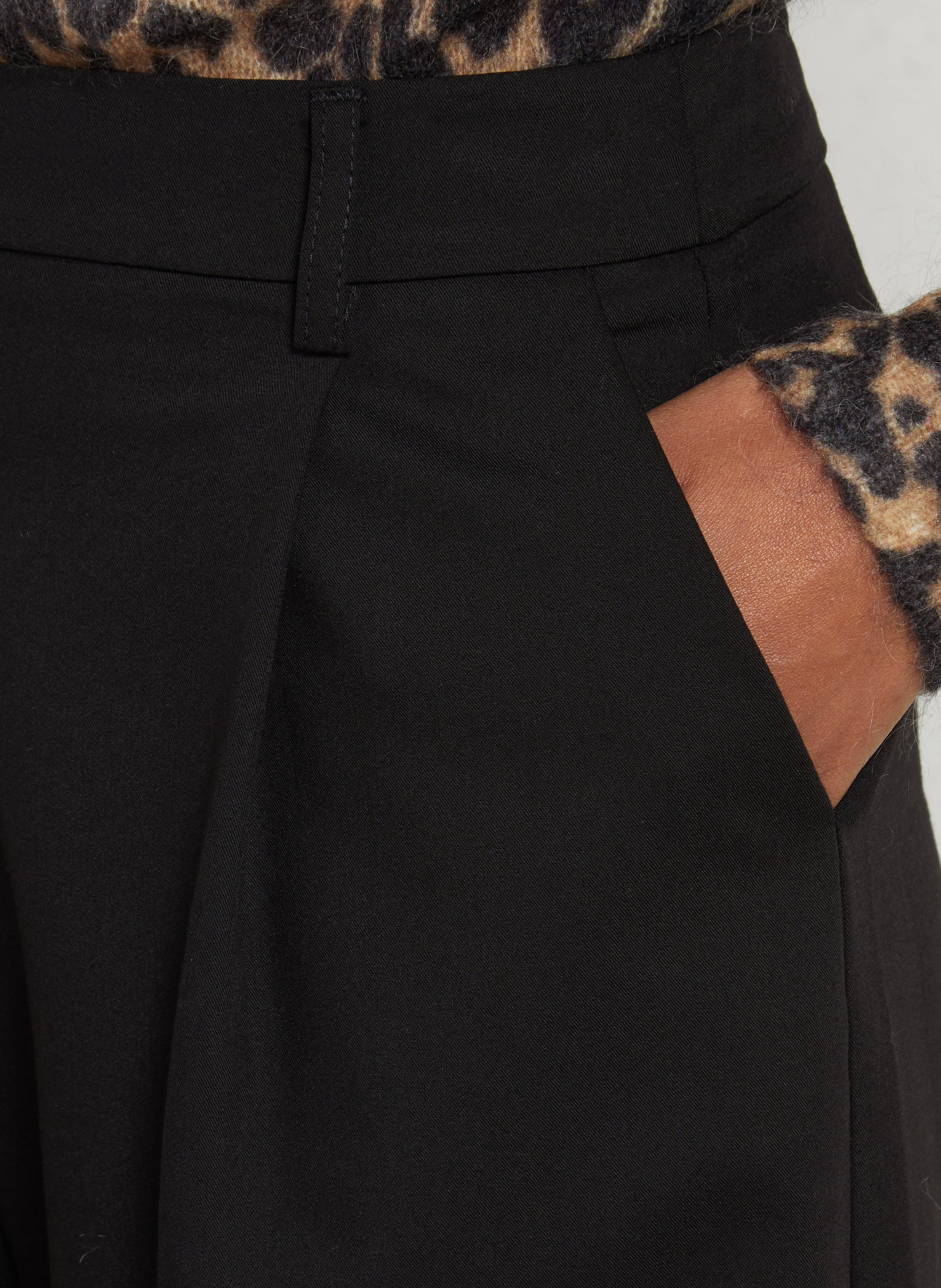Gerade geschnittene, weite Bundfalten-Bermudashorts IMPERIAL Schwarz