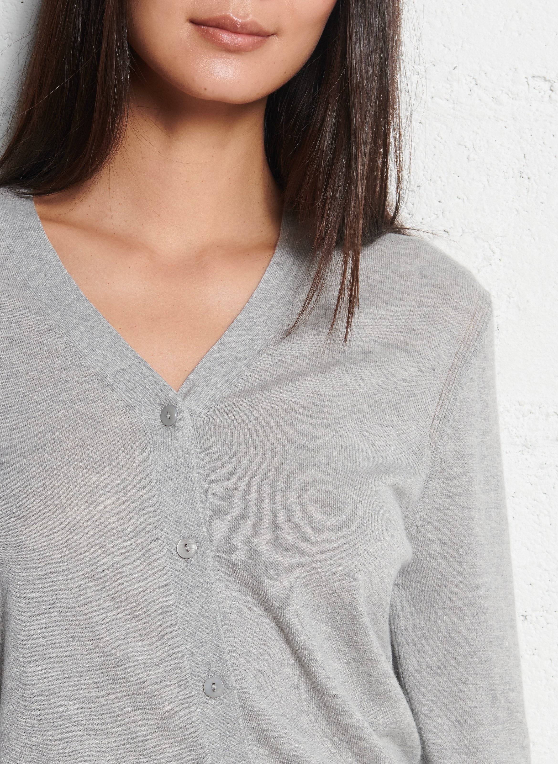 Gilet droit col V en laine mérinos mélangée NICE THINGS Gris