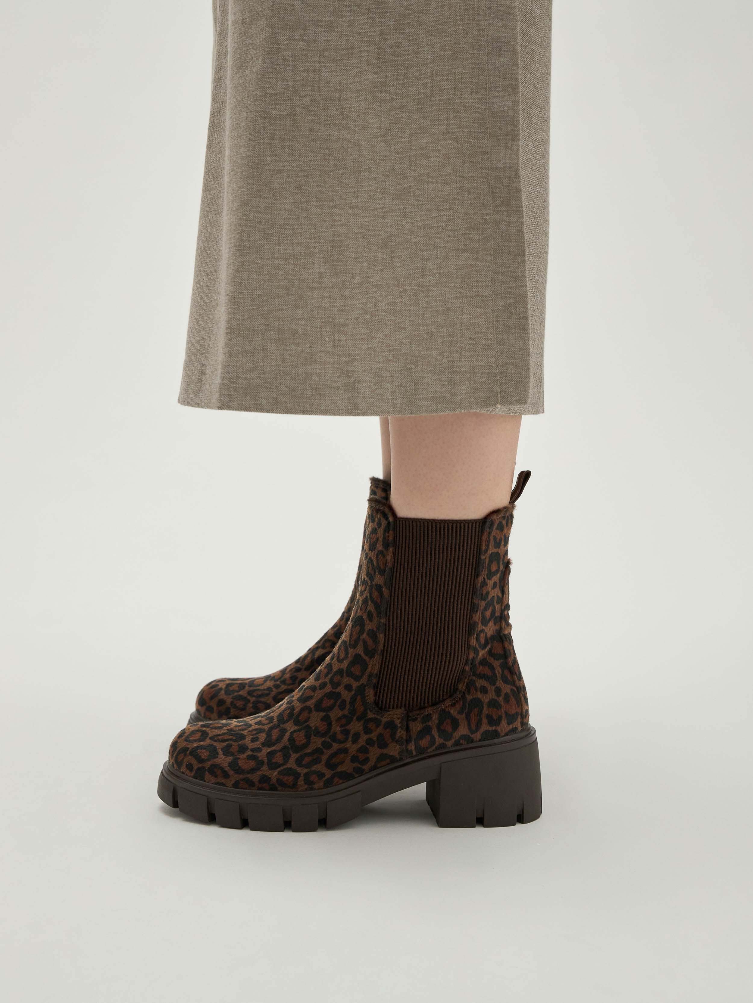 Chelsea suede ankle boots VANESSA WU Brown