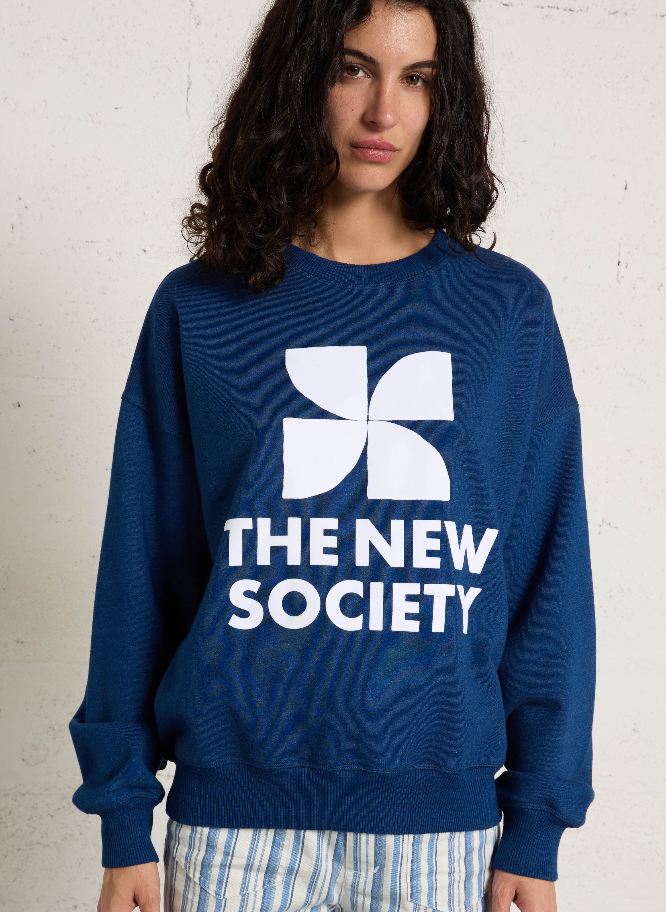 Weiter Rundhalsausschnitt mit übergroßem Sweatshirt aus bedruckter Baumwolle und Samt. THE NEW SOCIETY Blau