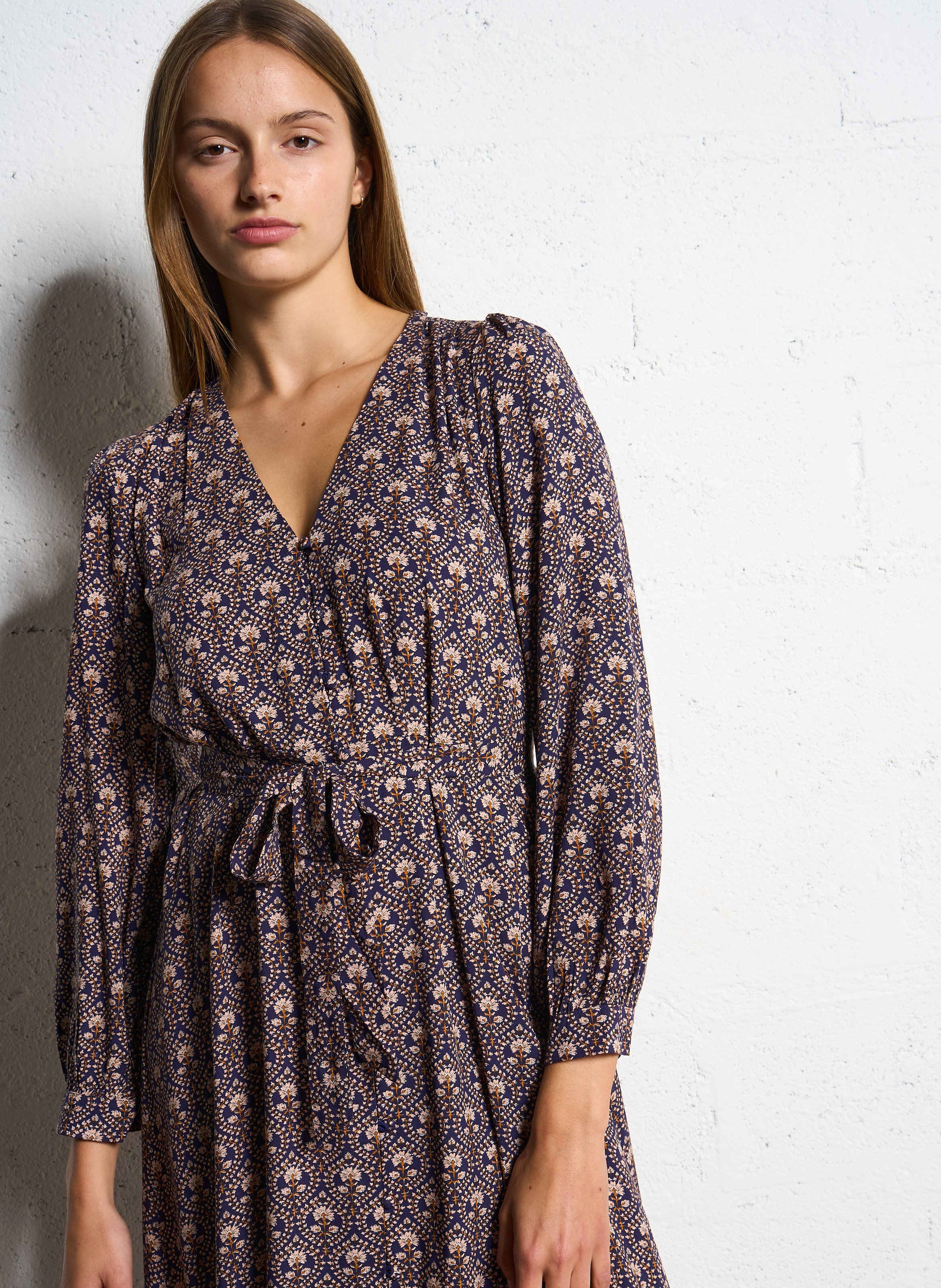 Halflange jurk met V-hals en print LA PETITE ETOILE Veelkleurig