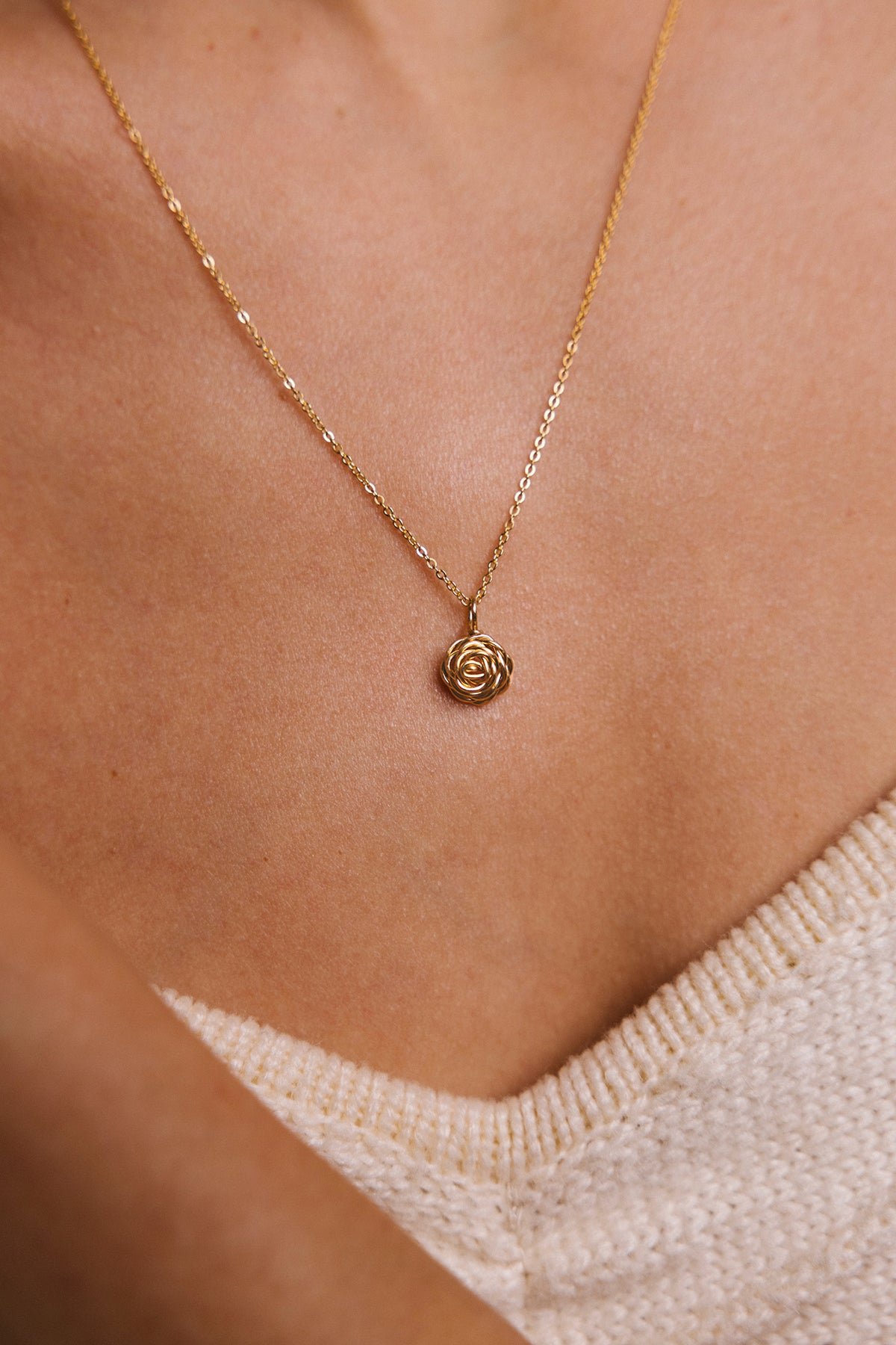 Small rose pendant - gold YAY Golden