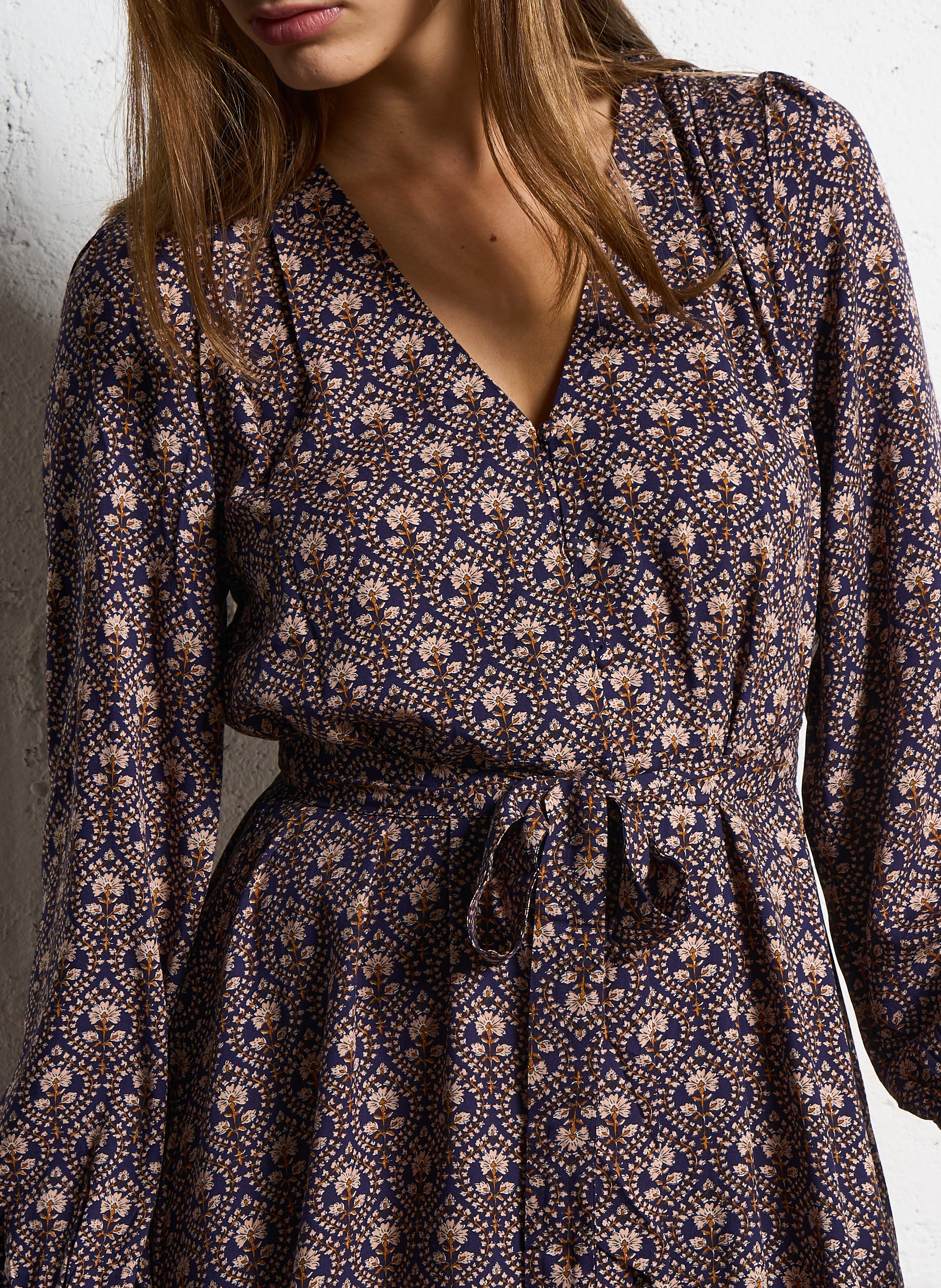 Halflange jurk met V-hals en print LA PETITE ETOILE Veelkleurig