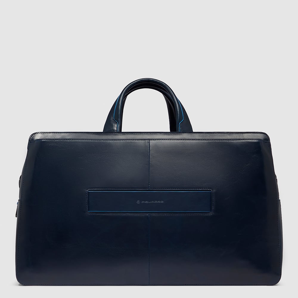 Personalized computer travel bag with shoulder strap, shockproof and AirPods® pocket. PIQUADRO Blue