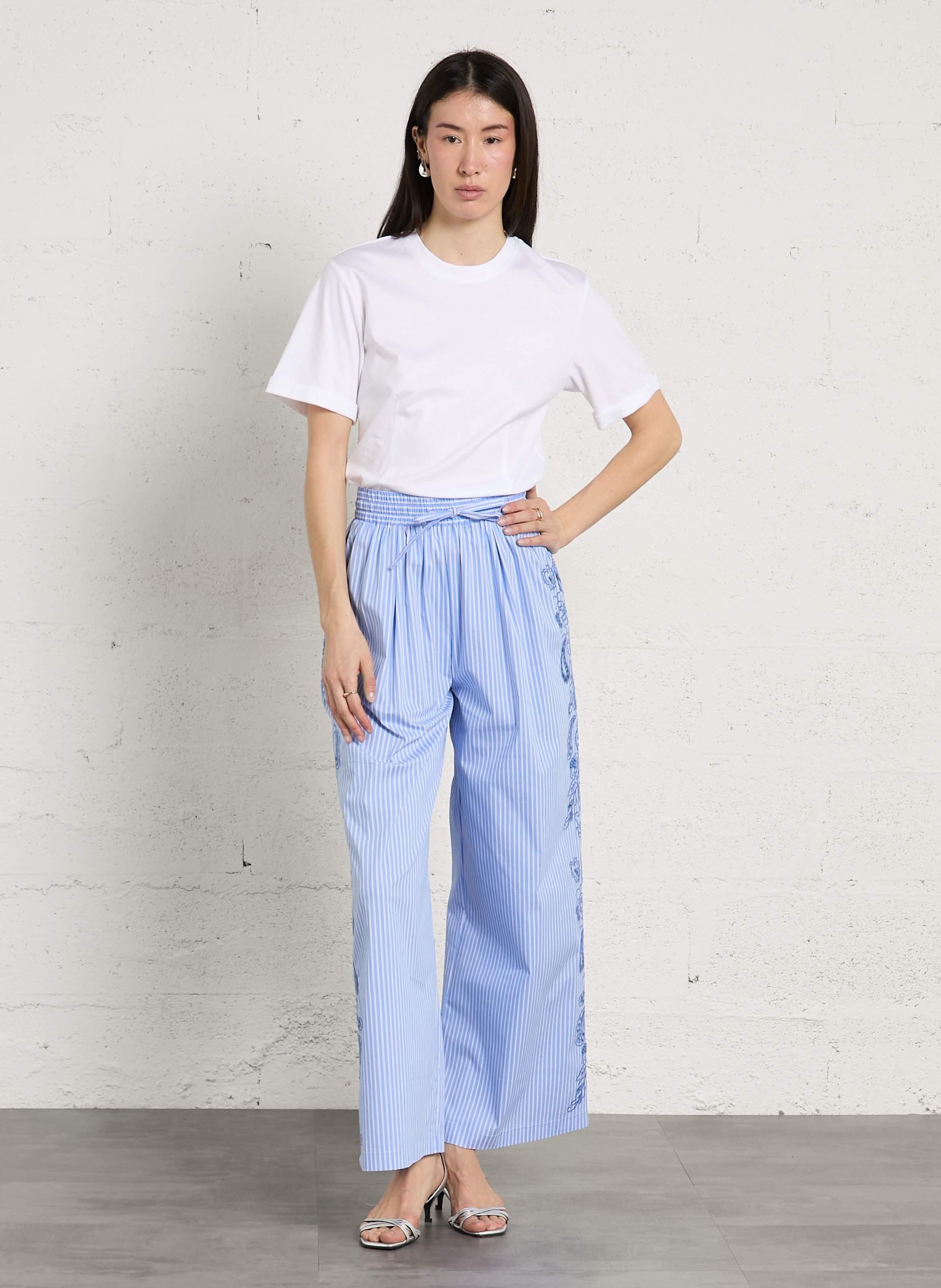 Hoge taille gestreepte broek met borduursels. BERENICE Blauw