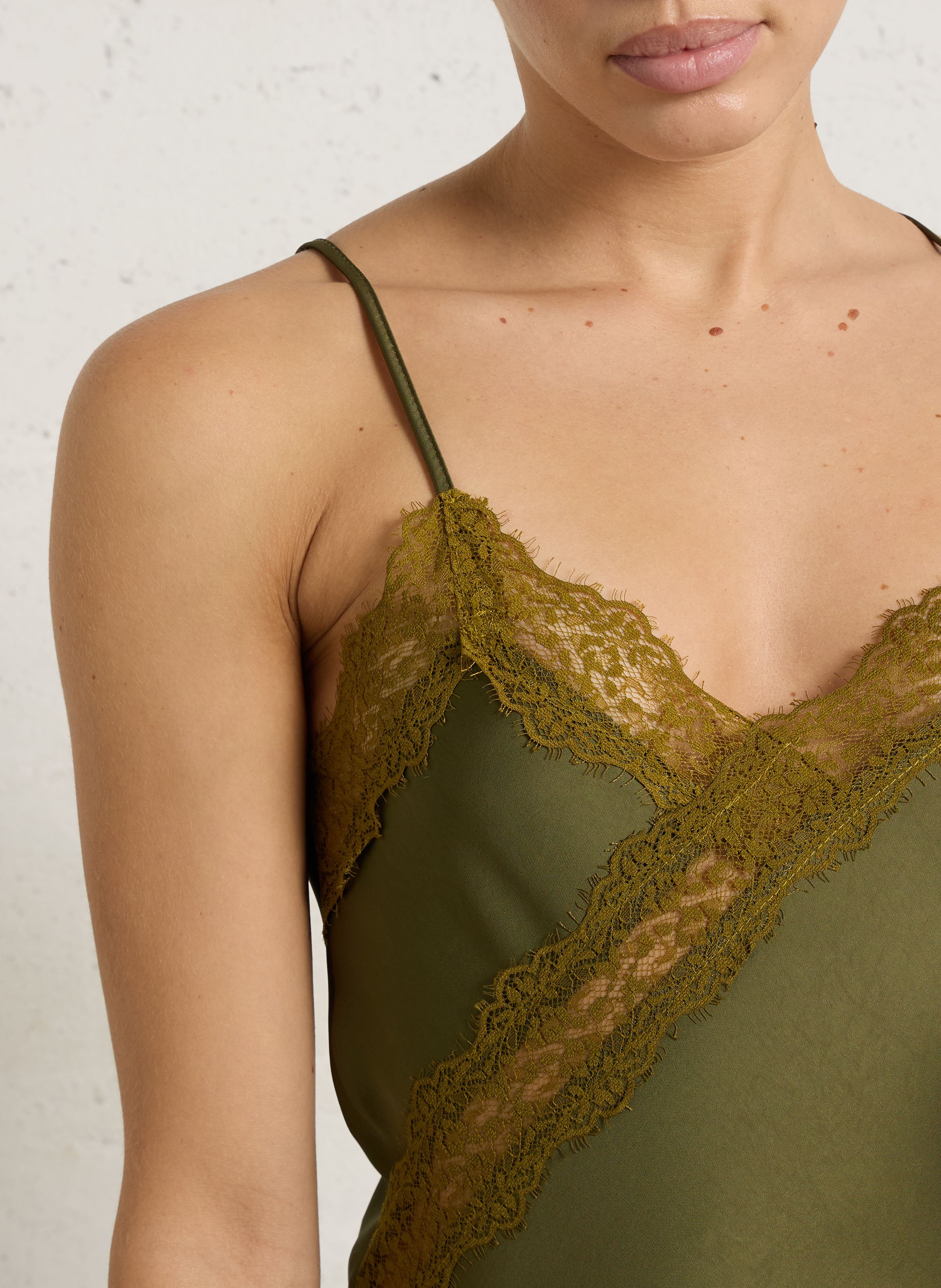 Rechte satijnen top met V-hals IMPERIAL Groen