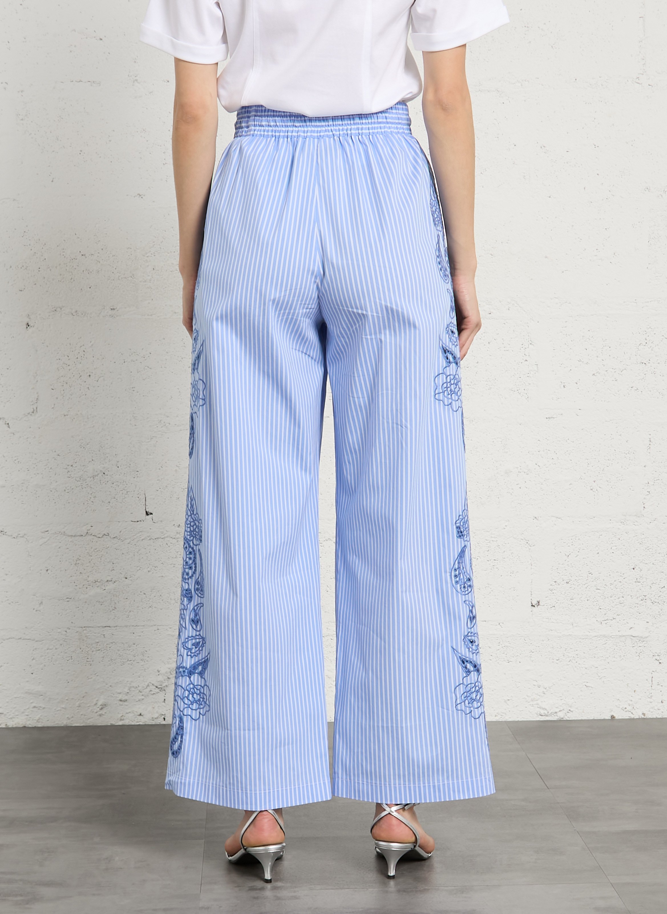 Hoge taille gestreepte broek met borduursels. BERENICE Blauw