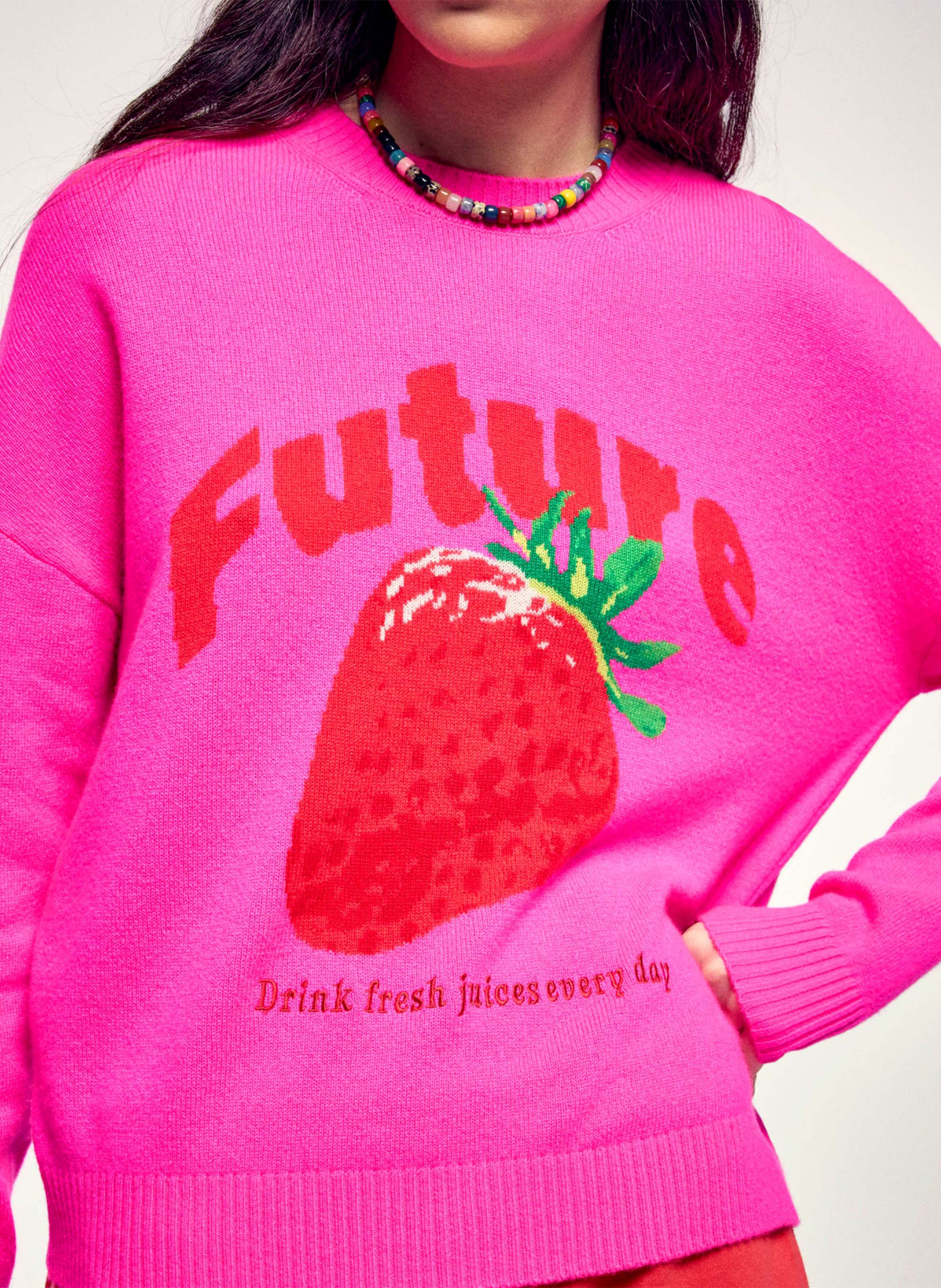 Pull ample à motif fraise en cachemire FROM FUTURE Rose