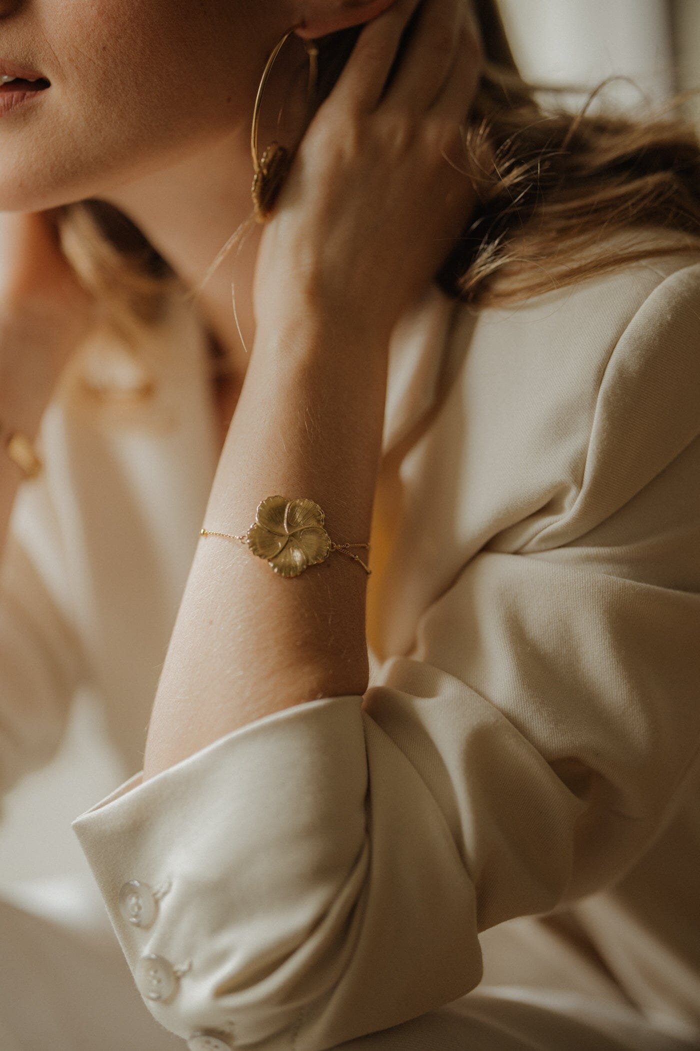 Golden flower bracelet in fine gold Golden