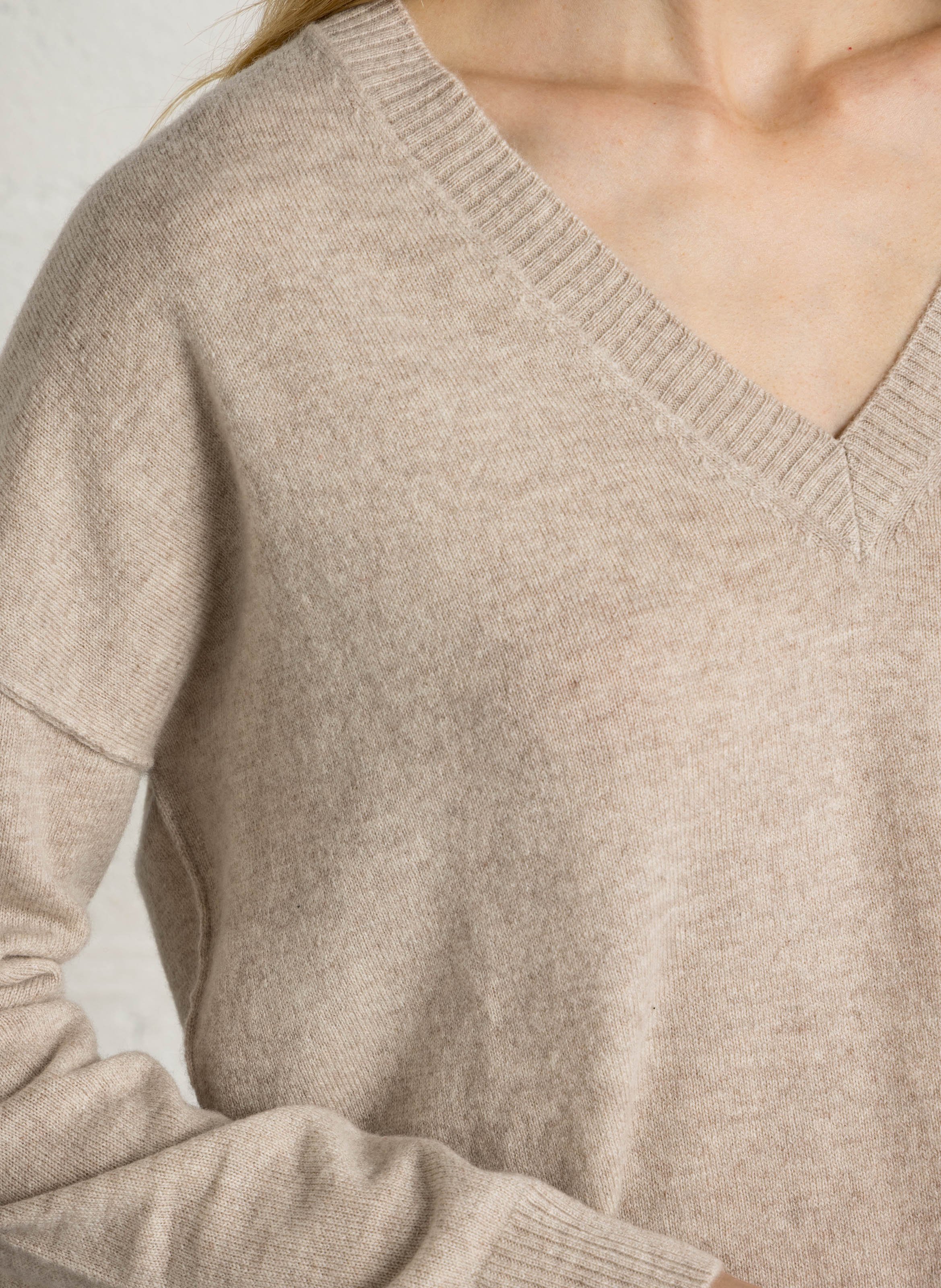 Pull ample col V en laine et cachemire HARTFORD Beige