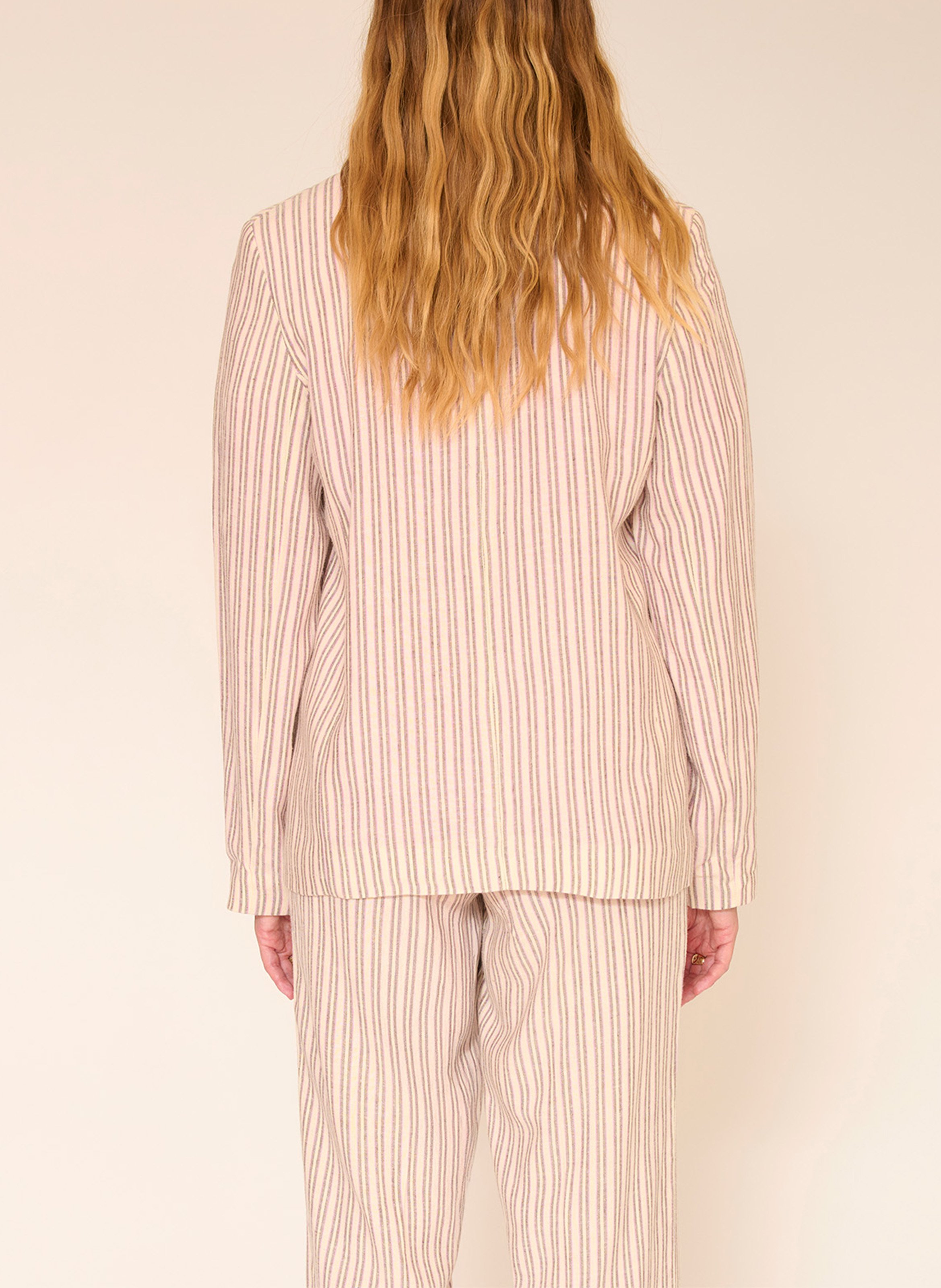 Gerader Blazer mit Reverskragen, gestreift aus Baumwolle und Leinen. MKT Beige