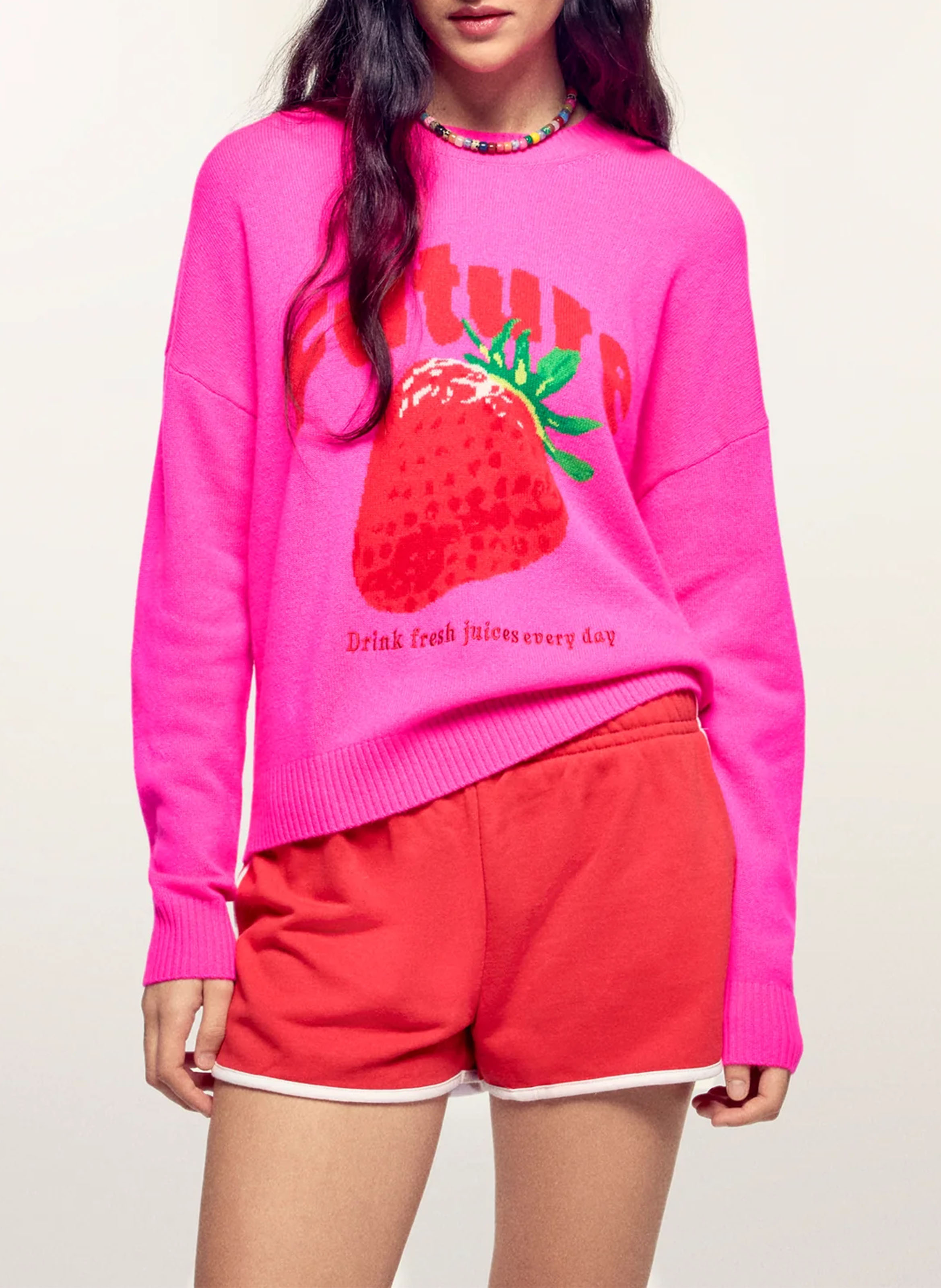 Pull ample à motif fraise en cachemire FROM FUTURE Rose