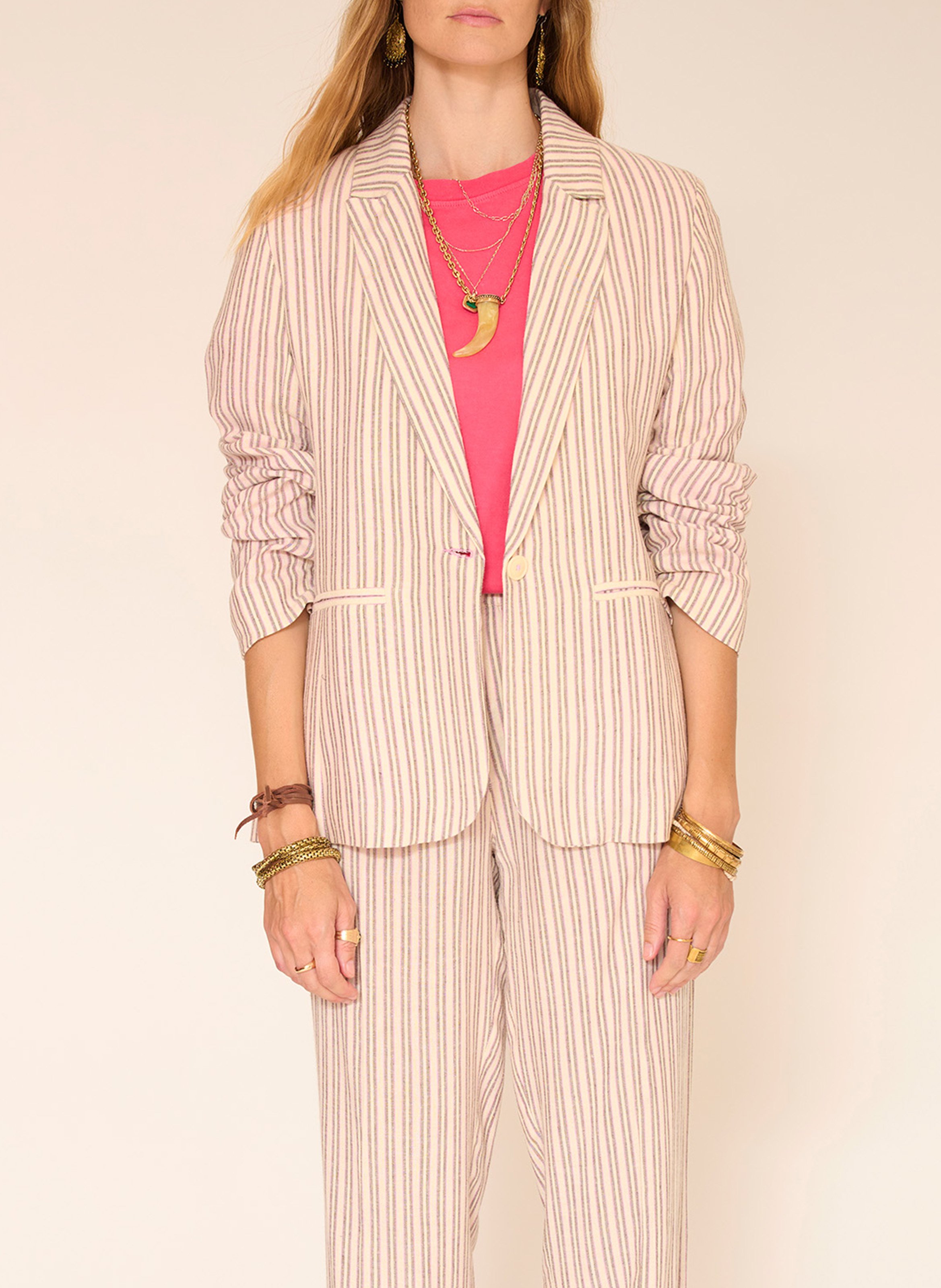 Gerader Blazer mit Reverskragen, gestreift aus Baumwolle und Leinen. MKT Beige