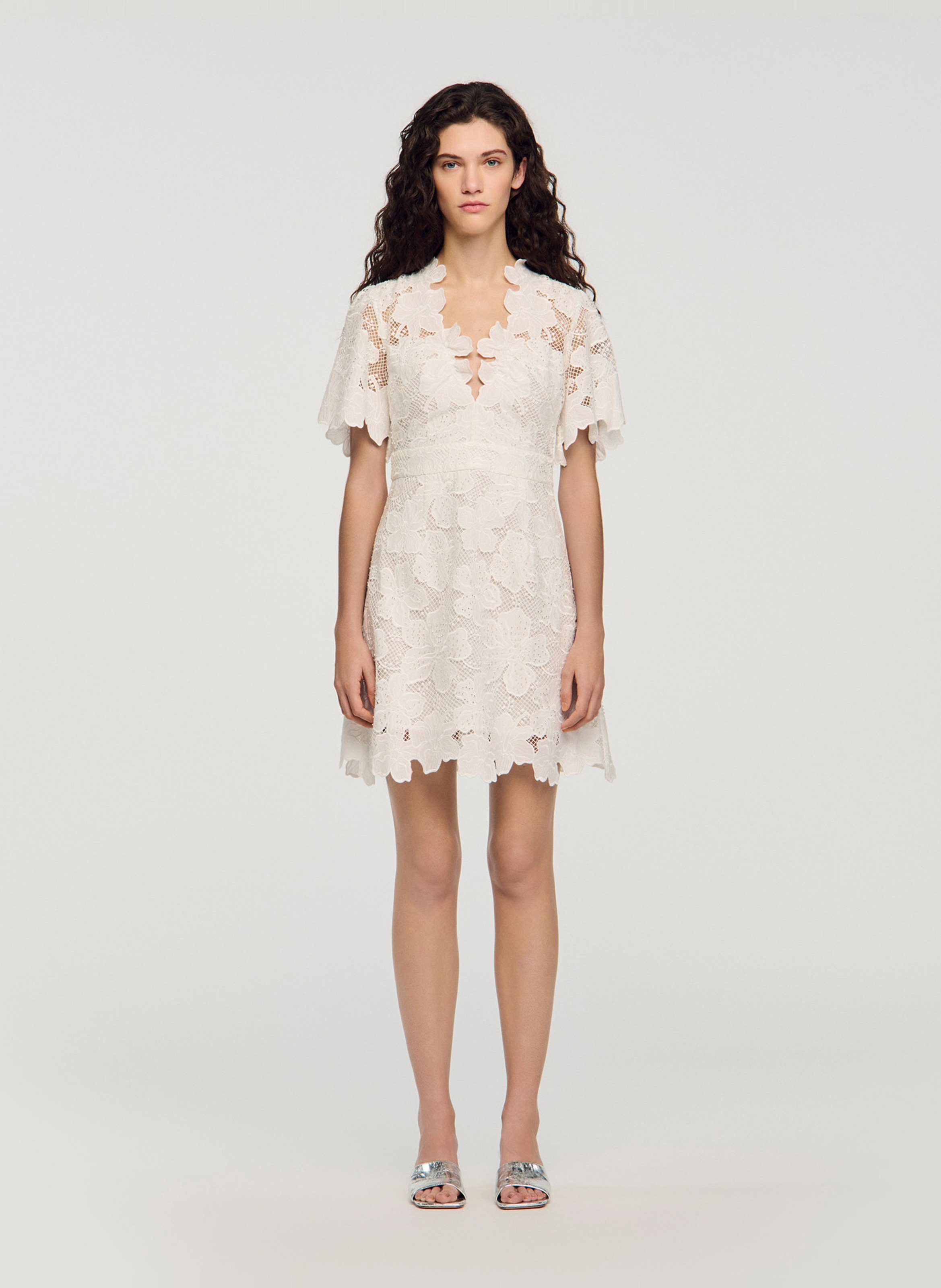 Robe courte col V en dentelle SANDRO Wit