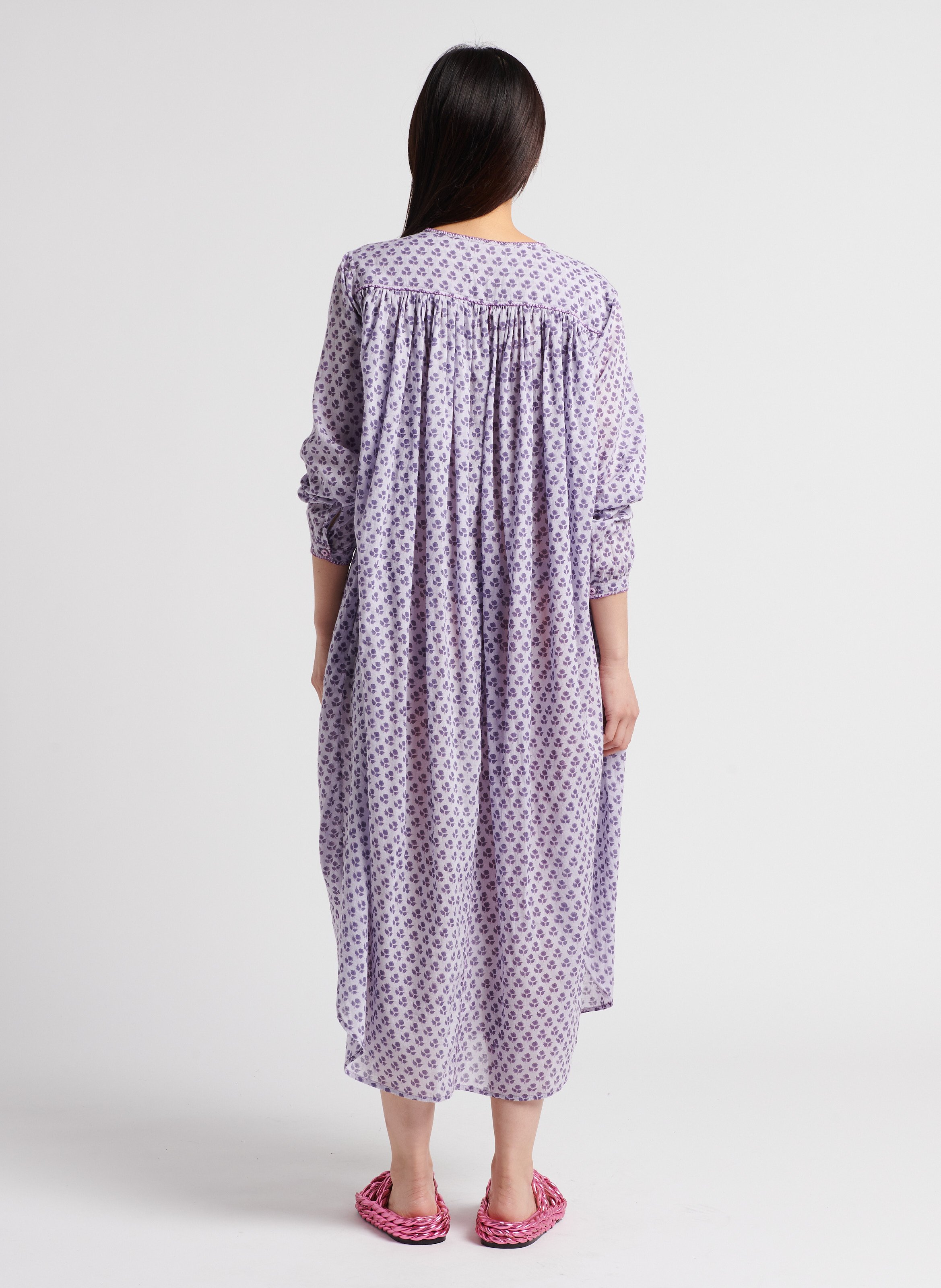 Platte sandalen van gevlochten metallic leer LAURENCE BRAS Roze