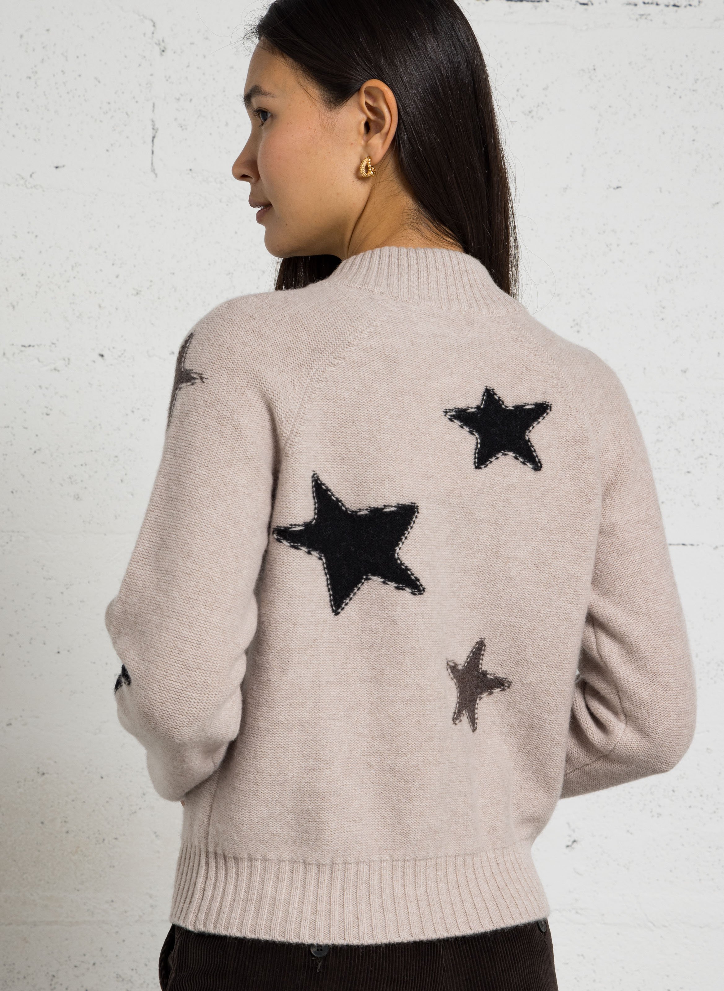 Gerade geschnittene Strickjacke mit Stehkragen und Sternenmuster aus Wolle BERENICE Beige