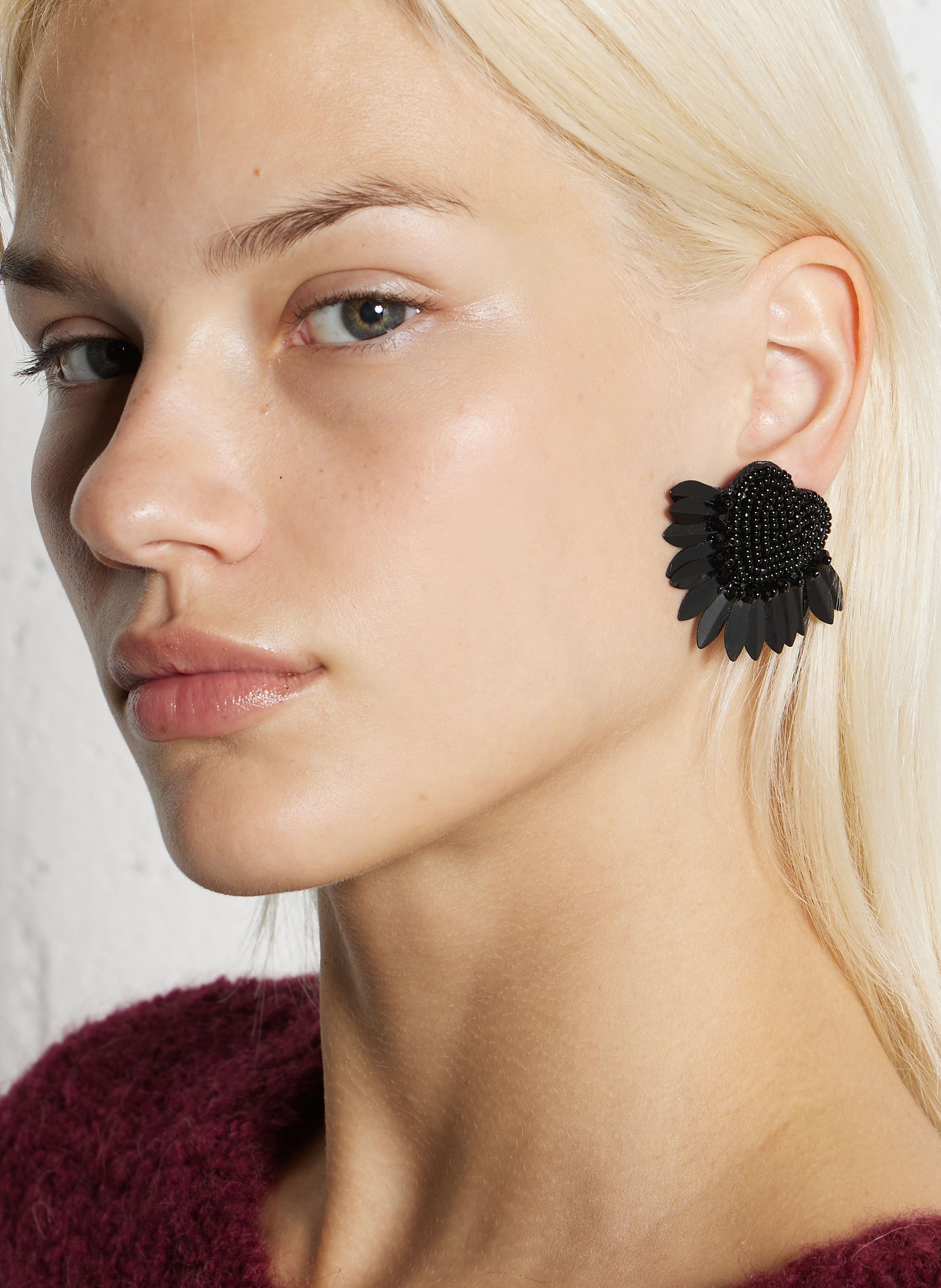 Pendientes de corazón perlados con efecto plumas. FEEKA Negro