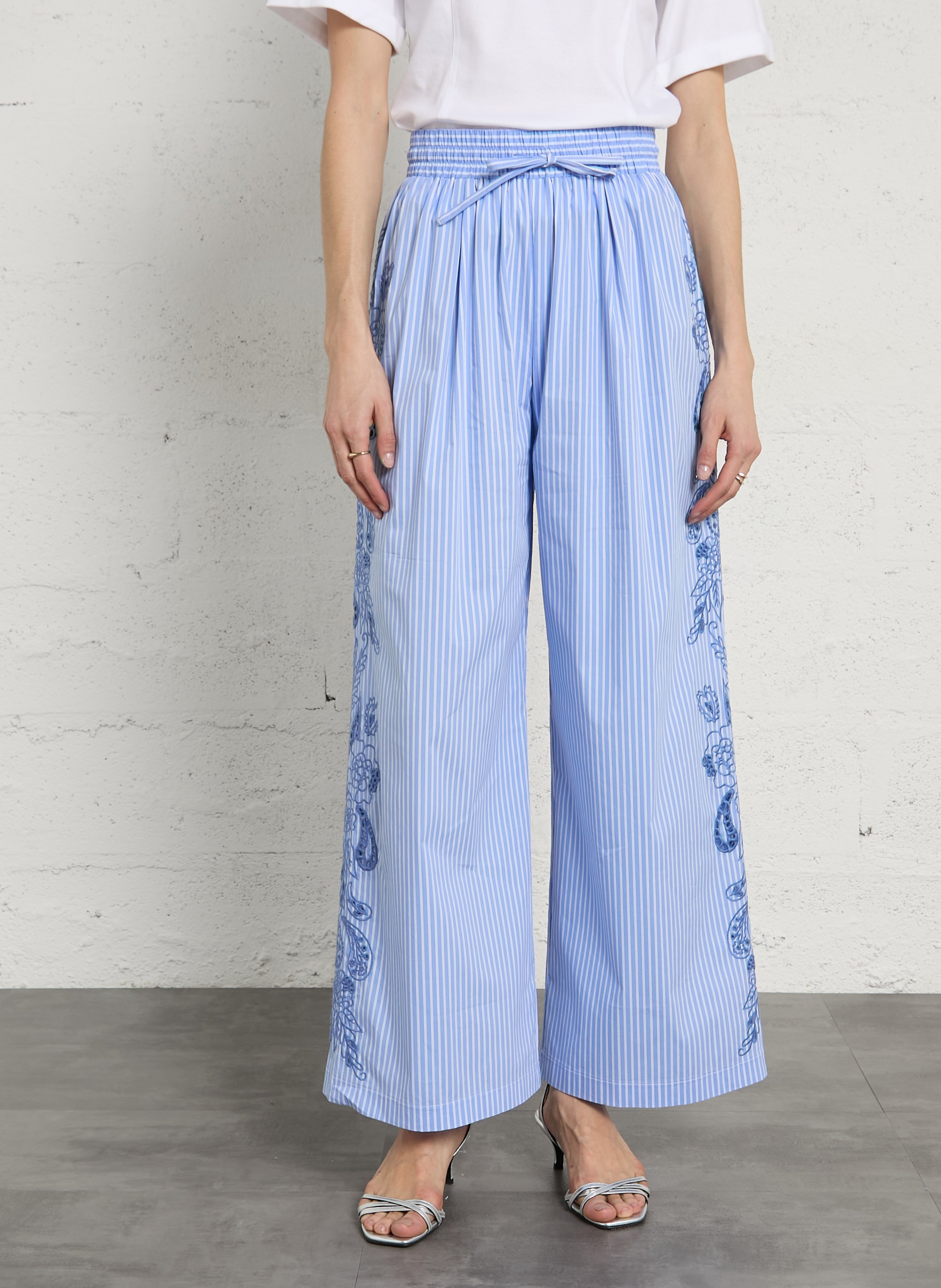 Hoge taille gestreepte broek met borduursels. BERENICE Blauw