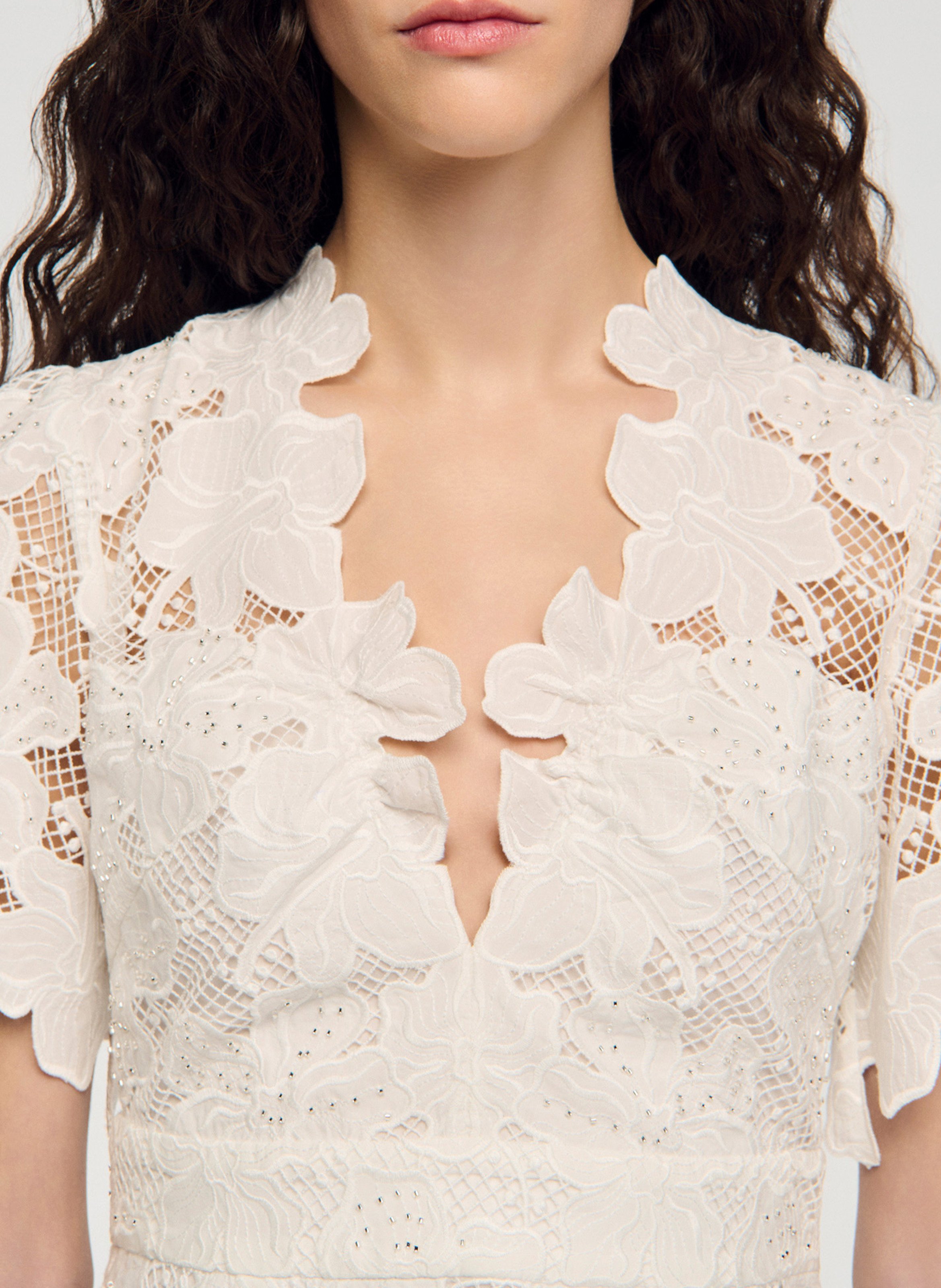 Robe courte col V en dentelle SANDRO Wit