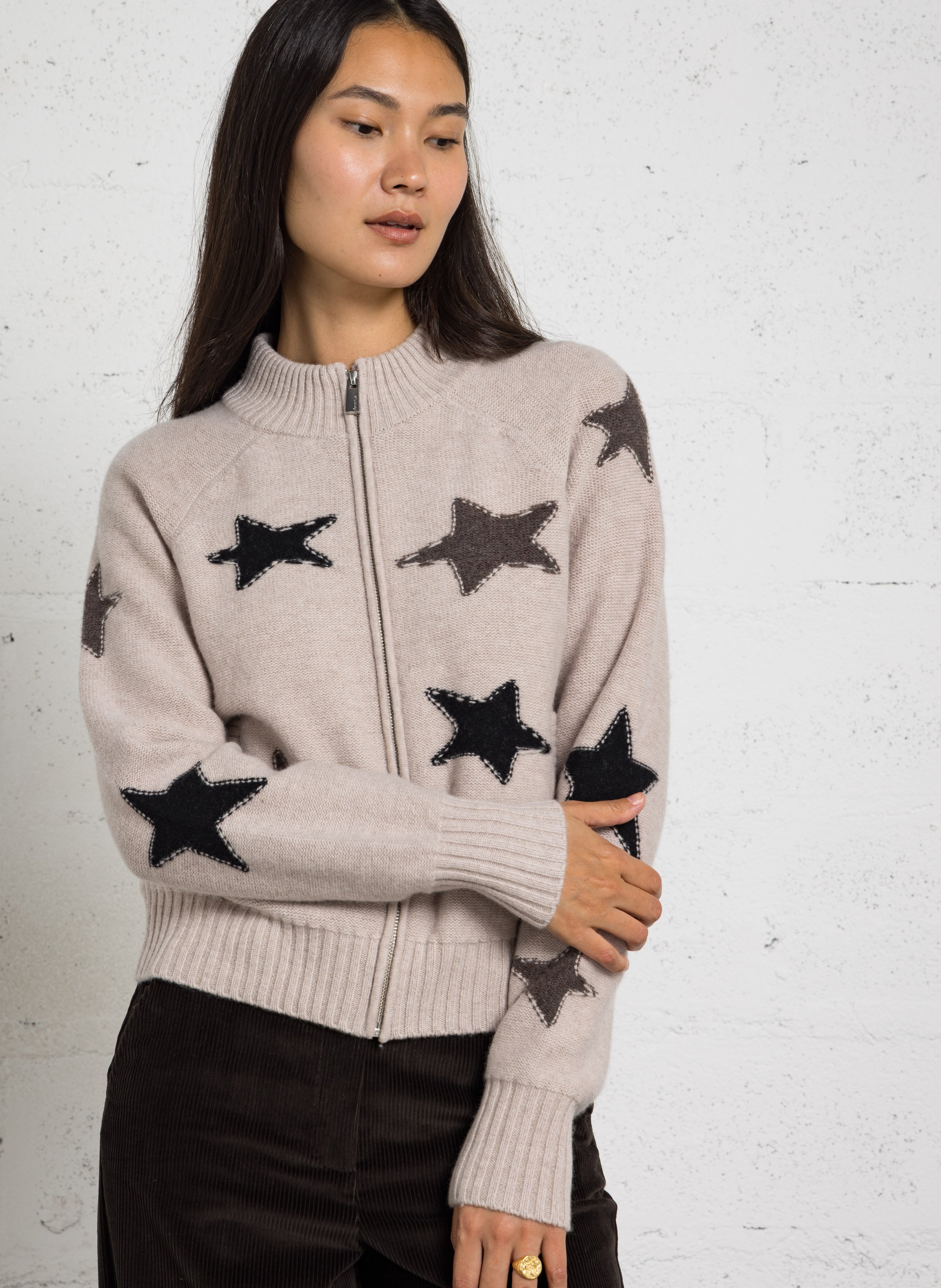 Gerade geschnittene Strickjacke mit Stehkragen und Sternenmuster aus Wolle BERENICE Beige
